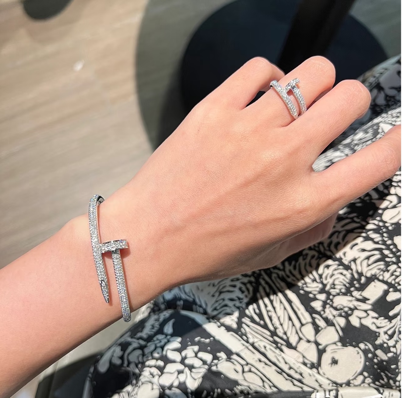 Hermès A2476 卡家 满钻 钉子 粗版 大号开口戒指 高端定制进口s925纯银 手工镶嵌上百颗 进口八心八箭钻石 绝对高品质 全网最高性价比 不 不用多讲 这质感无人能比 铂金色 开口可调节 纯银戒指