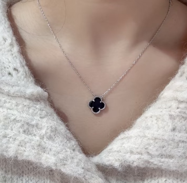 Hermès A1555 【纯银无标】梵家 黑玛瑙 四叶草 项链 采用5A级别天然白贝母打磨切割四叶草形状 搭配通体925纯银托 电镀18K金 工艺 无缝镶嵌 CNC扣头 铂金玫瑰金两色 纯银项链