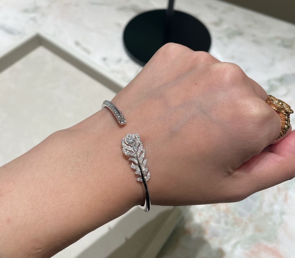 Hermès A7131 宝诗龙 羽毛 单钻 手镯 通体纯银镶嵌AAAAA级高碳钻 个性 引领潮流 通体925纯银 镶嵌工艺 女神 单品 电镀厚金 铂金色 纯银手镯