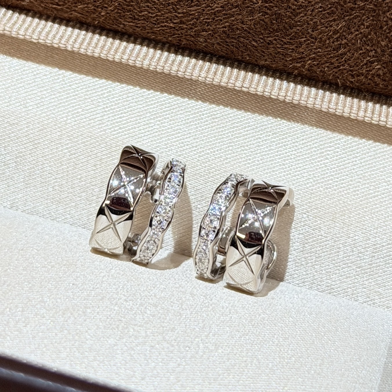 Chanel A6969 【纯银CNC版】Coco系列 宽版 菱格 双层 半钻 大号耳骨夹 精选德国进口s925纯银材质电镀厚金 超美腻耳骨夹 无耳洞的福利哦 铂金色 纯银耳骨夹