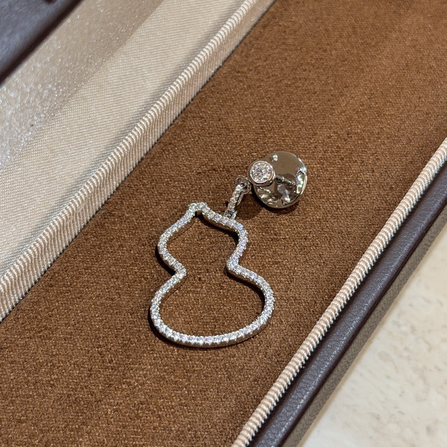 Hermès A7450 Wulu葫芦系列 满钻 镂空葫芦 胸针 葫芦谐音＂福禄＂寓意有福 美到哭 简直毫无抵抗力 超精工 高端进口S925纯银材质 电镀厚金 爆了 铂金 纯银胸针
