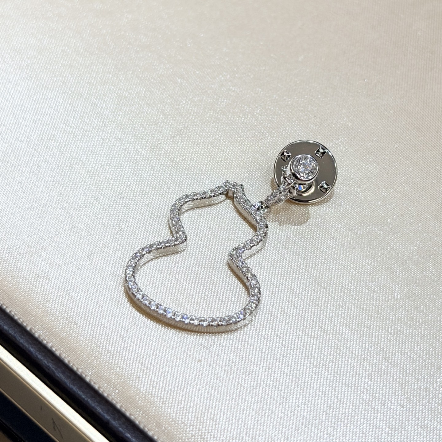 Hermès A7450 Wulu葫芦系列 满钻 镂空葫芦 胸针 葫芦谐音＂福禄＂寓意有福 美到哭 简直毫无抵抗力 超精工 高端进口S925纯银材质 电镀厚金 爆了 铂金 纯银胸针