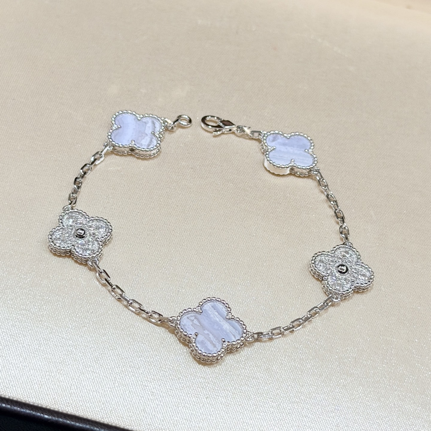 NO:880319,Girls' favorite natural purple coral is scarce and expensive. Natural purple coral five-flower bracelet. Purple brings wealth. It's so fairy-like and high-quality. It is inlaid with natural coral and has a sense of luxury!  The texture is super great, diamond-shaped buckle, seamless inlay, round and full bead edges, and the craftsmanship is super good!  Electroplated thick gold platinum bracelet, jewelry boutique, bracelet19860909女生最爱的天然紫珊瑚 稀缺昂贵 天然 紫珊瑚 五花 手链 紫色招财 太仙了高品质 采用天然珊瑚镶嵌,自带高级感！质感超级赞,菱形扣,无隙镶嵌,珠边浑圆饱满,工艺超级正！电镀厚金 铂金色 手链,饰品精品,bracelet,Jewelry