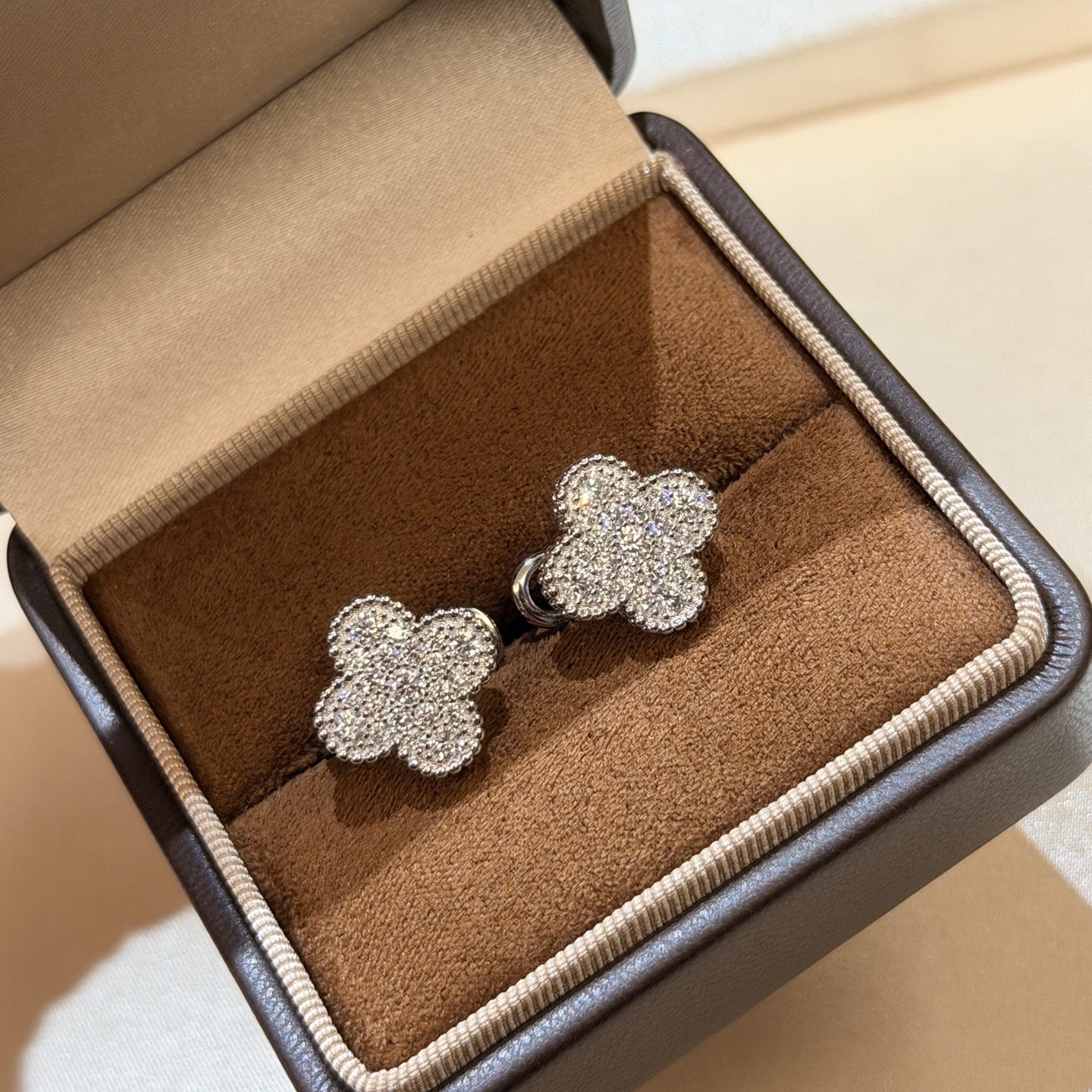 NO:923714,Classic hot model, full of diamonds, four-leaf clover ear racket, exquisite, classic and versatile, made of high quality, beautiful, electroplated thick gold ear racket, exquisite jewelry19860909经典爆款 满钻 四叶草 耳拍 精美绝伦 经典百搭 采用优质打造出 美美哒 电镀厚金 耳拍,饰品精品,Jewelry