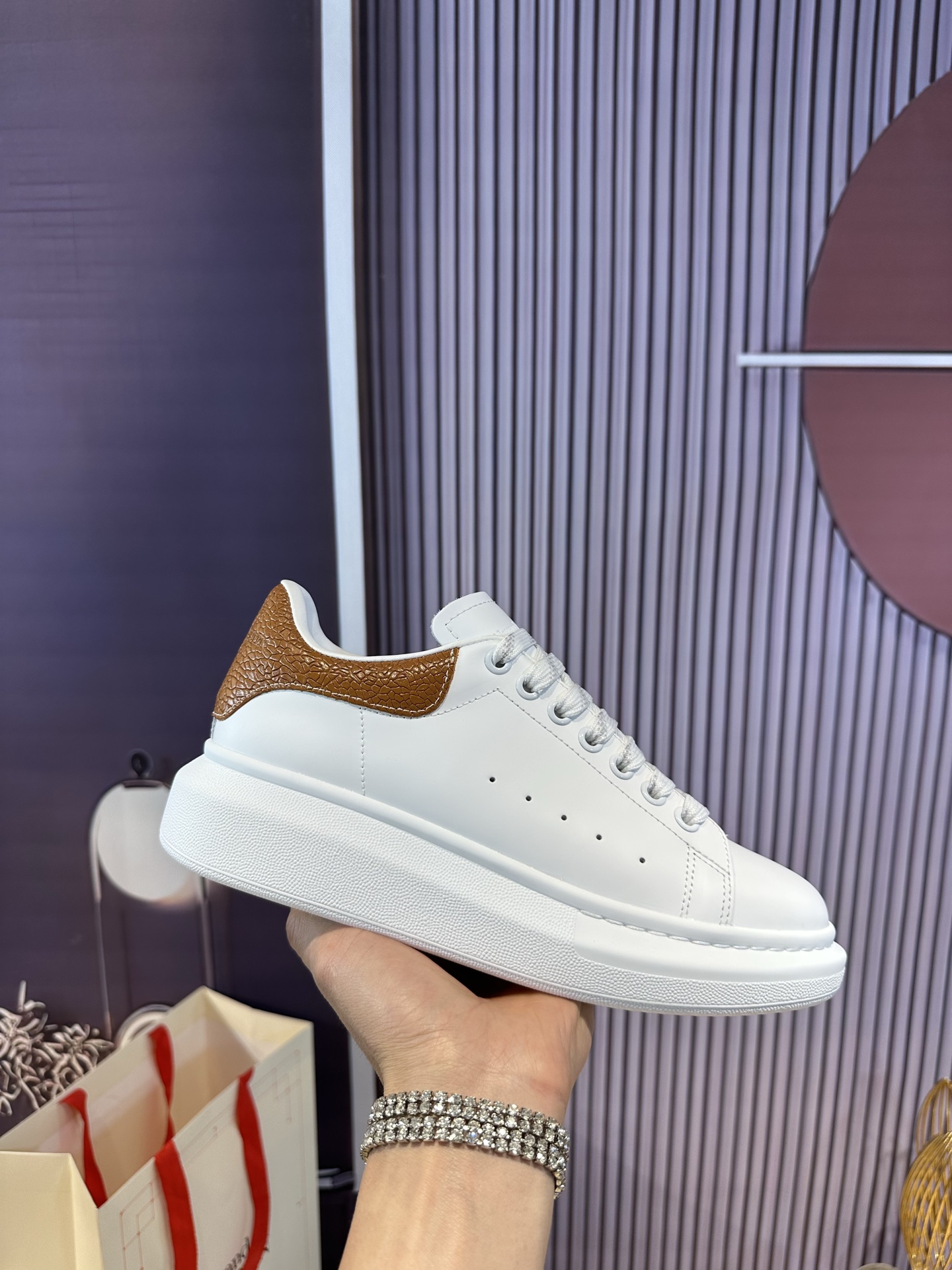 NO:419114,Professional McQueen factory. Top version. Couple model Alexander McQueen high version has been upgraded to the highest quality McQueen spring, summer, autumn and winter top version Purchase level I sincerely recruit online and offline agents nationwide to join Fabric imported from Italy original cowhide material. Texture, waterproof and color-resistant, inner A-grade Italian imported inner lining resistant, sweat-absorbing, breathable, comfortable footbed: Top version imported Italian super soft cow lily, outsole PU+ counter 1:1 original white box of shoe box. Plus white flip cover double layer protection, cloth bag, handbag. Certificate of conformity 1:1 open mold 4 pieces set. Distribute a pair of shoelaces. Shoe laces can be selected at any color of this factory. Size 34-41. Male 38-46 Special note (women's size 34. 40.41, male 38  .45.46 is customized, no return or exchange) win-win cooperation, casual shoes/sports shoes, alexander mcqueen, sneakers, cowhide19860909专业麦昆工厂.顶级版本.情侣款 Alexander McQUEEN高版本再次升级为最高品质 麦昆 春夏秋冬 顶级版本 代购级别 诚招全国线上线下代理商加盟 面料意大利进口原订牛皮材料.质感 抗水擦不变色 内里 A级意大利进口内里耐脏.吸汗.透气.舒适 垫脚: 顶级版进口意大利超软牛里皮 大底PU+专柜1:1 鞋盒原版白盒. 外加白翻盖合双层保护.布袋.手提袋.合格证1:1开模4件套.配送鞋带一双. 鞋带可以任意选本工厂的所有颜色一双 码数女34-41.男38-46 特别备注（女码34. 40 .41,男码38 .45.46属定制,不.退.换）合作共赢,休闲鞋/运动鞋,alexander mcqueen,sneakers,cowhide,Women's Shoes