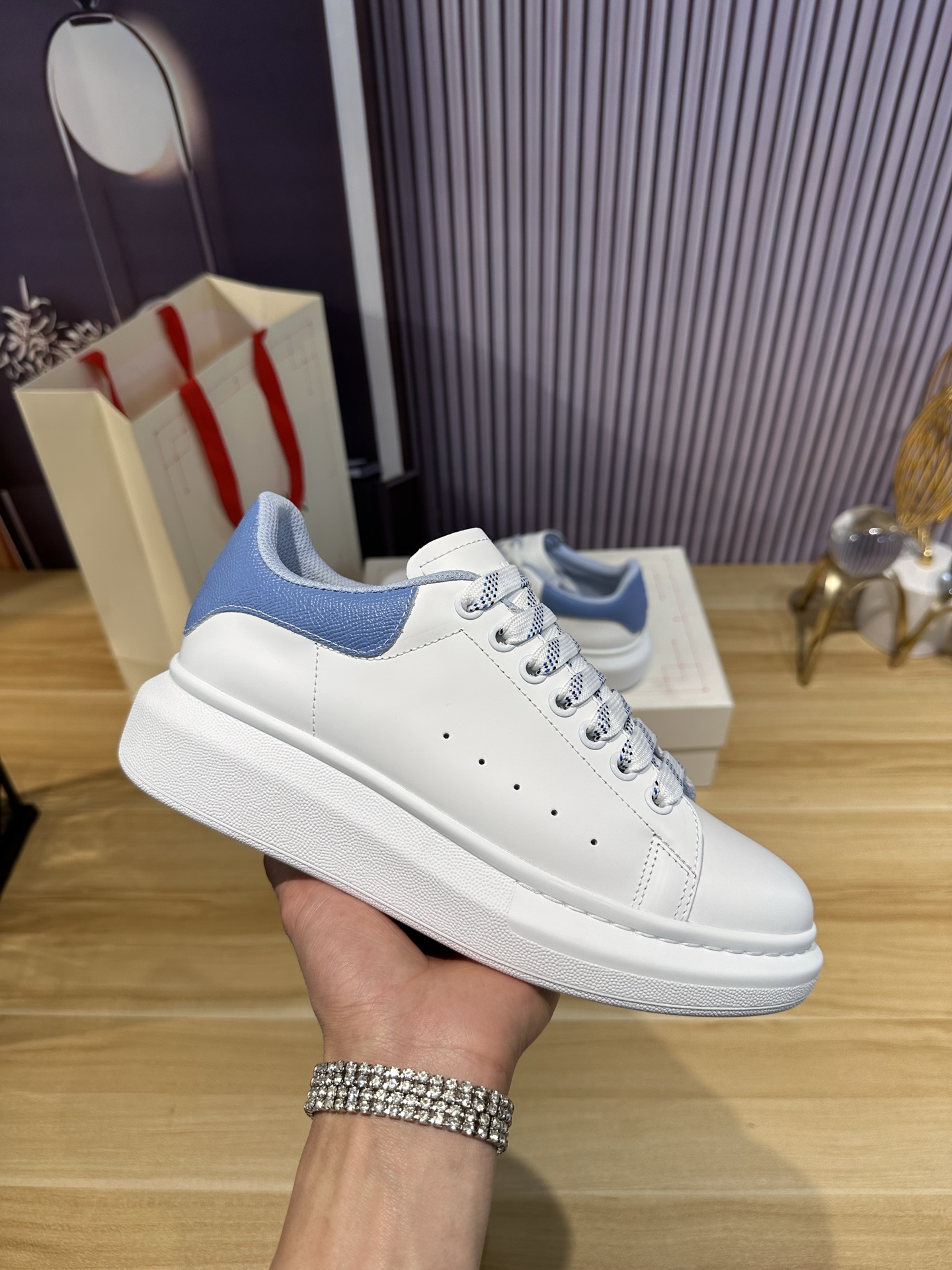 NO:443398,Professional McQueen factory. Top version. Couple model Alexander McQueen high version has been upgraded to the highest quality McQueen spring, summer, autumn and winter top version Purchase level I sincerely recruit online and offline agents nationwide to join Fabric imported from Italy original cowhide material. Texture, waterproof and color-resistant, inner A-grade Italian imported inner lining resistant, sweat-absorbing, breathable, comfortable footbed: Top version imported Italian super soft cow lily, outsole PU+ counter 1:1 original white box of shoe box. Plus white flip cover double layer protection, cloth bag, handbag. Certificate of conformity 1:1 open mold 4 pieces set. Distribute a pair of shoelaces. Shoe laces can be selected at any color of this factory. Size 34-41. Male 38-46 Special note (women's size 34. 40.41, male 38  .45.46 is customized, no return or exchange) win-win cooperation, casual shoes/sports shoes, alexander mcqueen, sneakers, cowhide19860909专业麦昆工厂.顶级版本.情侣款 Alexander McQUEEN高版本再次升级为最高品质 麦昆 春夏秋冬 顶级版本 代购级别 诚招全国线上线下代理商加盟 面料意大利进口原订牛皮材料.质感 抗水擦不变色 内里 A级意大利进口内里耐脏.吸汗.透气.舒适 垫脚: 顶级版进口意大利超软牛里皮 大底PU+专柜1:1 鞋盒原版白盒. 外加白翻盖合双层保护.布袋.手提袋.合格证1:1开模4件套.配送鞋带一双. 鞋带可以任意选本工厂的所有颜色一双 码数女34-41.男38-46 特别备注（女码34. 40 .41,男码38 .45.46属定制,不.退.换）合作共赢,休闲鞋/运动鞋,alexander mcqueen,sneakers,cowhide,Women's Shoes