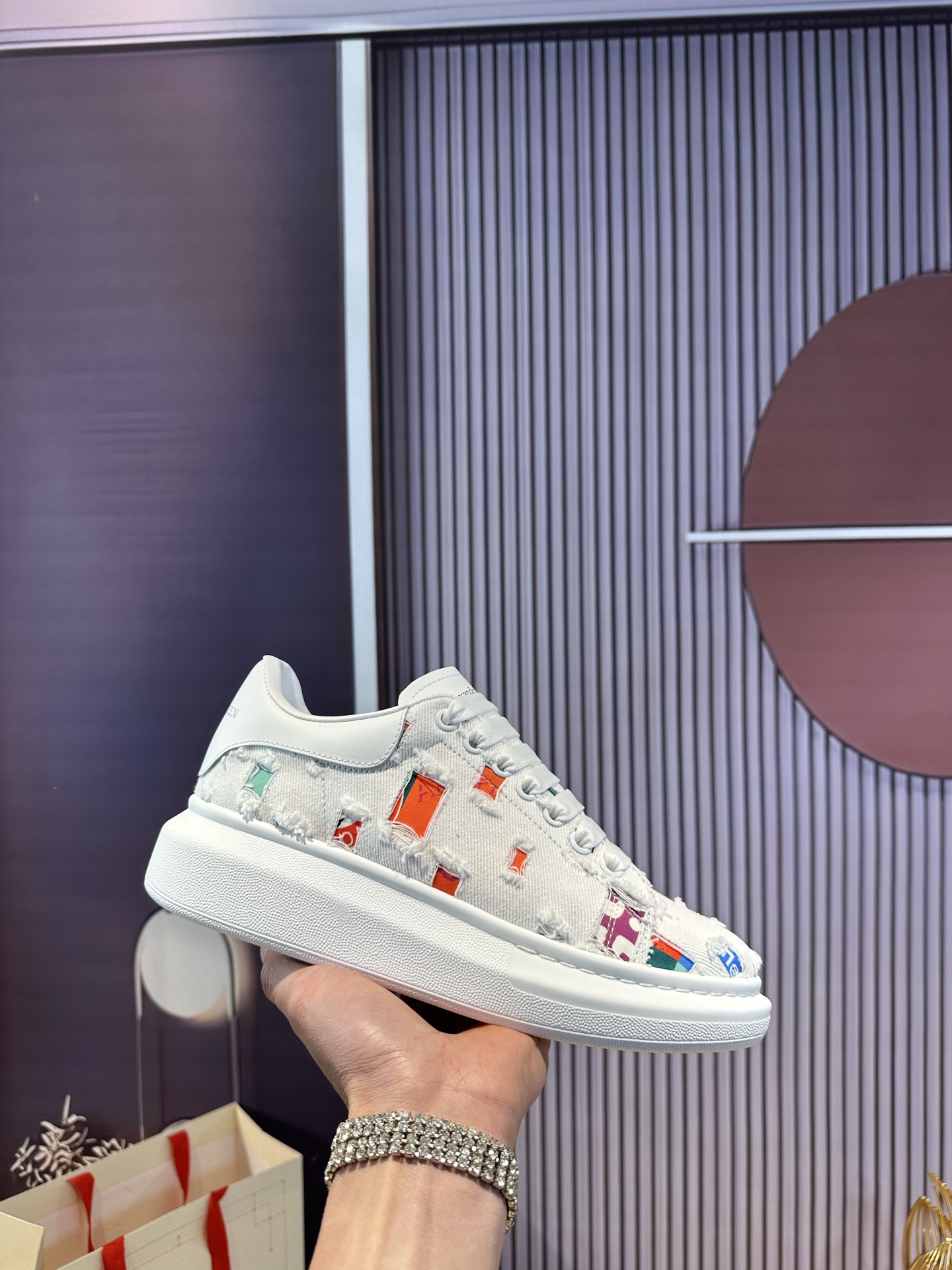 NO:419142,Professional McQueen factory. Top version. Couple model Alexander McQueen high version has been upgraded to the highest quality McQueen spring, summer, autumn and winter top version Purchase level I sincerely recruit online and offline agents nationwide to join Fabric imported from Italy original material. Texture, waterproof and color-proof, inner A-grade Italian imported inner lining, dirty, sweat-absorbing, breathable, comfortable, footbed: Top version imported Italian super soft cow lily, outsole PU+ counter 1:1 original white box of shoe box. Plus white flip cover double layer protection, cloth bag, handbag, certificate of conformity 1:1 open mold 4 piece set. Distribution of shoelaces. Shoe laces can be selected at any color of this factory. Size 34-41. Male 38-46 Special note (women's size 34. 40.41, male 38  .45.46 is customized, no return or exchange) win-win cooperation, casual shoes/sports shoes, alexander mcqueen, sneakers19860909专业麦昆工厂.顶级版本.情侣款 Alexander McQUEEN高版本再次升级为最高品质 麦昆 春夏秋冬 顶级版本 代购级别 诚招全国线上线下代理商加盟 面料意大利进口原订材料.质感 抗水擦不变色 内里 A级意大利进口内里耐脏.吸汗.透气.舒适 垫脚: 顶级版进口意大利超软牛里皮 大底PU+专柜1:1 鞋盒原版白盒. 外加白翻盖合双层保护.布袋.手提袋.合格证1:1开模4件套.配送鞋带一双. 鞋带可以任意选本工厂的所有颜色一双 码数女34-41.男38-46 特别备注（女码34. 40 .41,男码38 .45.46属定制,不.退.换）合作共赢,休闲鞋/运动鞋,alexander mcqueen,sneakers,Women's Shoes