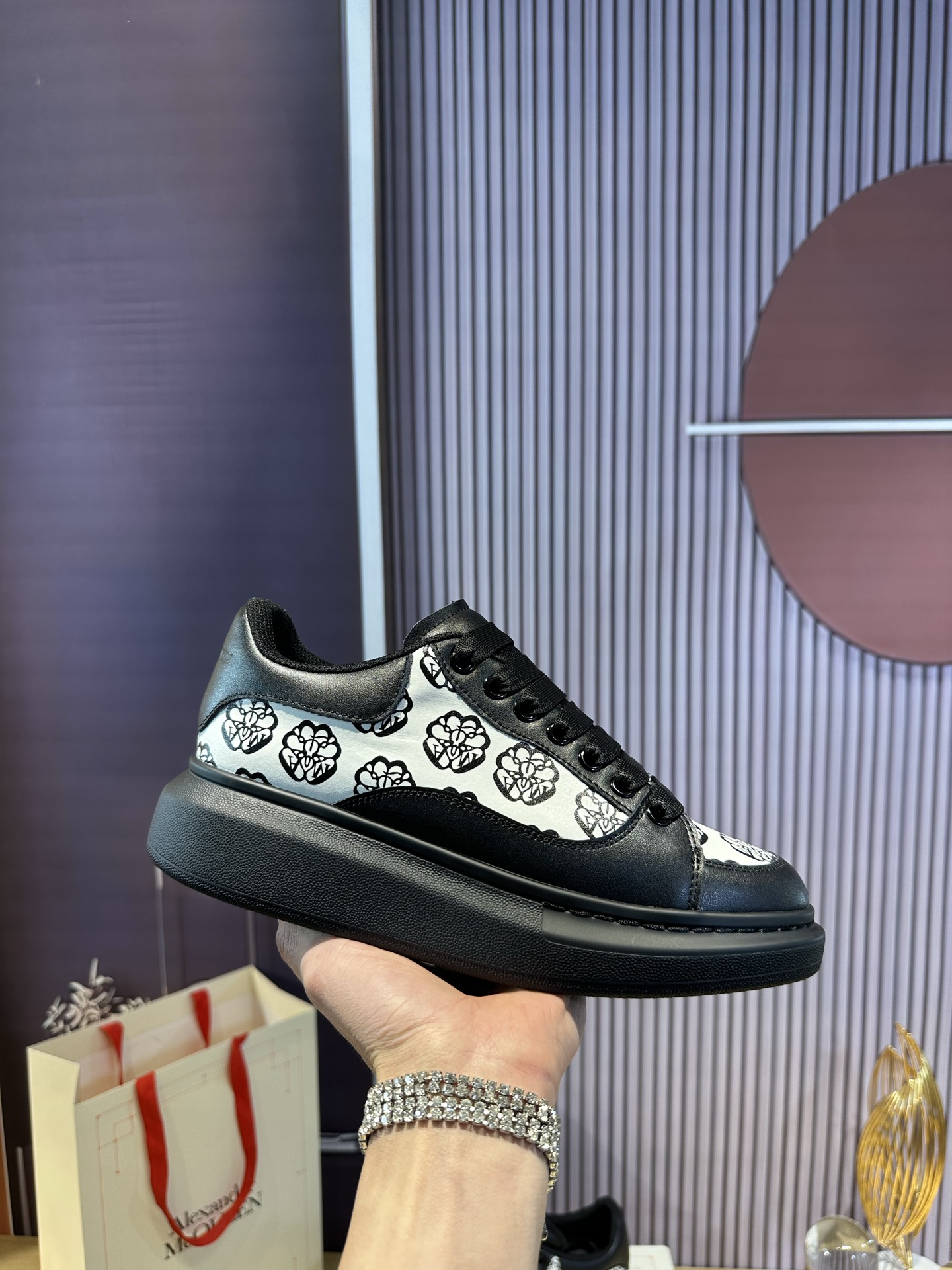 NO:419134,Professional McQueen factory. Top version. Couple model Alexander McQueen high version has been upgraded to the highest quality McQueen spring, summer, autumn and winter top version Purchase level I sincerely recruit online and offline agents nationwide to join Fabric imported from Italy original cowhide material. Texture, waterproof and color-resistant, inner A-grade Italian imported inner lining resistant, sweat-absorbing, breathable, comfortable footbed: Top version imported Italian super soft cow lily, outsole PU+ counter 1:1 original white box of shoe box. Plus white flip cover double layer protection, cloth bag, handbag. Certificate of conformity 1:1 open mold 4 pieces set. Distribute a pair of shoelaces. Shoe laces can be selected at any color of this factory. Size 34-41. Male 38-46 Special note (women's size 34. 40.41, male 38  .45.46 is customized, no return or exchange) win-win cooperation, casual shoes/sports shoes, alexander mcqueen, sneakers, cowhide19860909专业麦昆工厂.顶级版本.情侣款 Alexander McQUEEN高版本再次升级为最高品质 麦昆 春夏秋冬 顶级版本 代购级别 诚招全国线上线下代理商加盟 面料意大利进口原订牛皮材料.质感 抗水擦不变色 内里 A级意大利进口内里耐脏.吸汗.透气.舒适 垫脚: 顶级版进口意大利超软牛里皮 大底PU+专柜1:1 鞋盒原版白盒. 外加白翻盖合双层保护.布袋.手提袋.合格证1:1开模4件套.配送鞋带一双. 鞋带可以任意选本工厂的所有颜色一双 码数女34-41.男38-46 特别备注（女码34. 40 .41,男码38 .45.46属定制,不.退.换）合作共赢,休闲鞋/运动鞋,alexander mcqueen,sneakers,cowhide,Women's Shoes