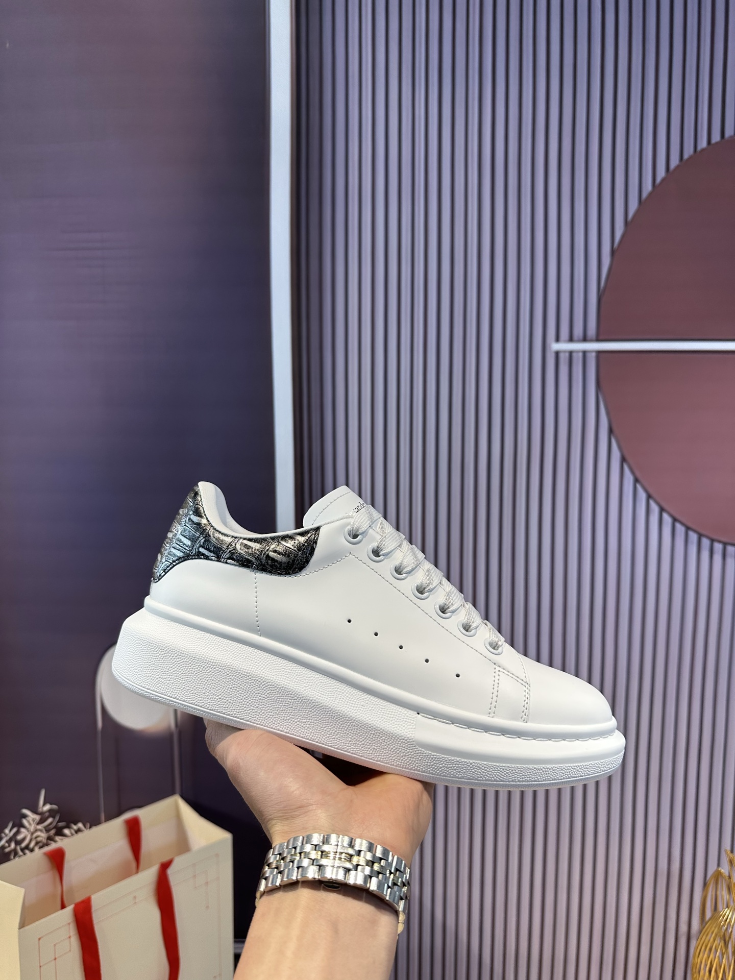 NO:419150,Professional McQueen factory. Top version. Couple model Alexander McQueen high version has been upgraded to the highest quality McQueen spring, summer, autumn and winter top version Purchase level I sincerely recruit online and offline agents nationwide to join Fabric imported from Italy original cowhide material. Texture, waterproof and color-resistant, inner A-grade Italian imported inner lining resistant, sweat-absorbing, breathable, comfortable footbed: Top version imported Italian super soft cow lily, outsole PU+ counter 1:1 original white box of shoe box. Plus white flip cover double layer protection, cloth bag, handbag. Certificate of conformity 1:1 open mold 4 pieces set. Distribute a pair of shoelaces. Shoe laces can be selected at any color of this factory. Size 34-41. Male 38-46 Special note (women's size 34. 40.41, male 38  .45.46 is customized, no return or exchange) win-win cooperation, casual shoes/sports shoes, alexander mcqueen, sneakers, cowhide19860909专业麦昆工厂.顶级版本.情侣款 Alexander McQUEEN高版本再次升级为最高品质 麦昆 春夏秋冬 顶级版本 代购级别 诚招全国线上线下代理商加盟 面料意大利进口原订牛皮材料.质感 抗水擦不变色 内里 A级意大利进口内里耐脏.吸汗.透气.舒适 垫脚: 顶级版进口意大利超软牛里皮 大底PU+专柜1:1 鞋盒原版白盒. 外加白翻盖合双层保护.布袋.手提袋.合格证1:1开模4件套.配送鞋带一双. 鞋带可以任意选本工厂的所有颜色一双 码数女34-41.男38-46 特别备注（女码34. 40 .41,男码38 .45.46属定制,不.退.换）合作共赢,休闲鞋/运动鞋,alexander mcqueen,sneakers,cowhide,Women's Shoes