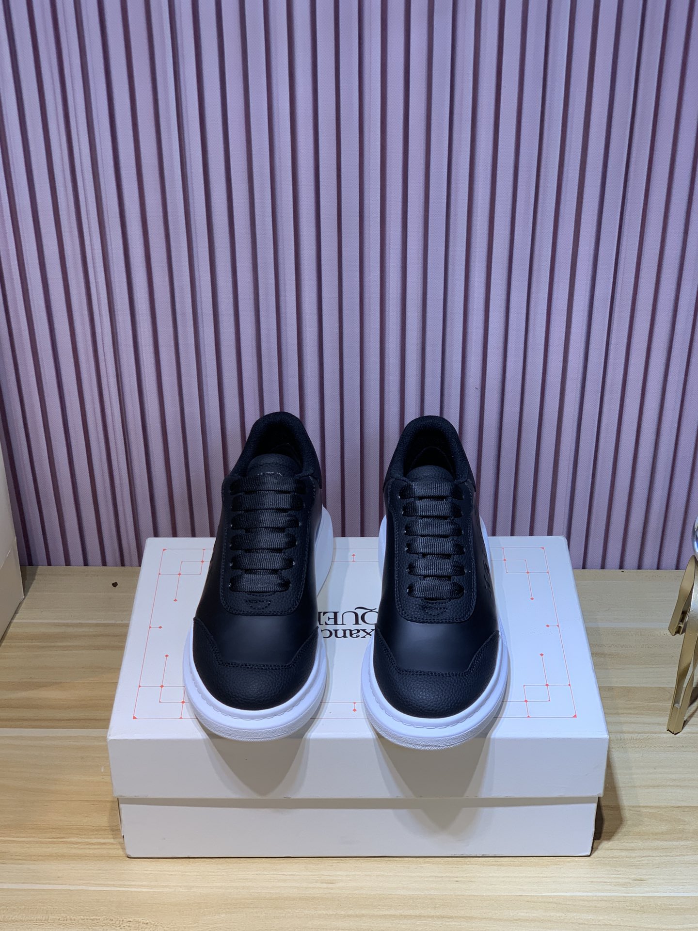 p280 专业麦昆工厂.顶级版本.情侣款👫

Alexander McQUEEN高版本再次升级为最高品质✅
💪麦昆 春夏秋冬 顶级版本 代购级别✅
诚招全国线上线下代理商加盟🤝
🏆面料：意大利进口花皮 高质感 抗水擦不变色
🏆内里： ️A级意大利进口超软水染羊皮里.耐脏.吸汗.透气.舒适
🏆垫脚:  顶级版进口意大利超软牛里皮
🏆大底：PU+专柜1:1
🏆鞋盒：原版米黄盒. 外加白翻盖合双层保护.布袋.手提袋.合格证1:1开模4件套.配送鞋带一双.
🖕🏿🖕🏿🖕🏿鞋带可以任意选本工厂的所有颜色一双

🏆码数：女34-41.男38-46
🏆特别备注（女码34. 40 .41，男码38 .45.46属定制，不.退.换）牛里报单时请备注！合作共赢🤝