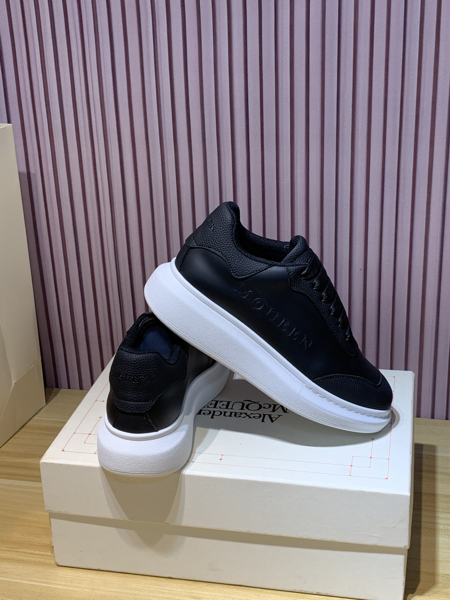 p280 专业麦昆工厂.顶级版本.情侣款👫

Alexander McQUEEN高版本再次升级为最高品质✅
💪麦昆 春夏秋冬 顶级版本 代购级别✅
诚招全国线上线下代理商加盟🤝
🏆面料：意大利进口花皮 高质感 抗水擦不变色
🏆内里： ️A级意大利进口超软水染羊皮里.耐脏.吸汗.透气.舒适
🏆垫脚:  顶级版进口意大利超软牛里皮
🏆大底：PU+专柜1:1
🏆鞋盒：原版米黄盒. 外加白翻盖合双层保护.布袋.手提袋.合格证1:1开模4件套.配送鞋带一双.
🖕🏿🖕🏿🖕🏿鞋带可以任意选本工厂的所有颜色一双

🏆码数：女34-41.男38-46
🏆特别备注（女码34. 40 .41，男码38 .45.46属定制，不.退.换）牛里报单时请备注！合作共赢🤝