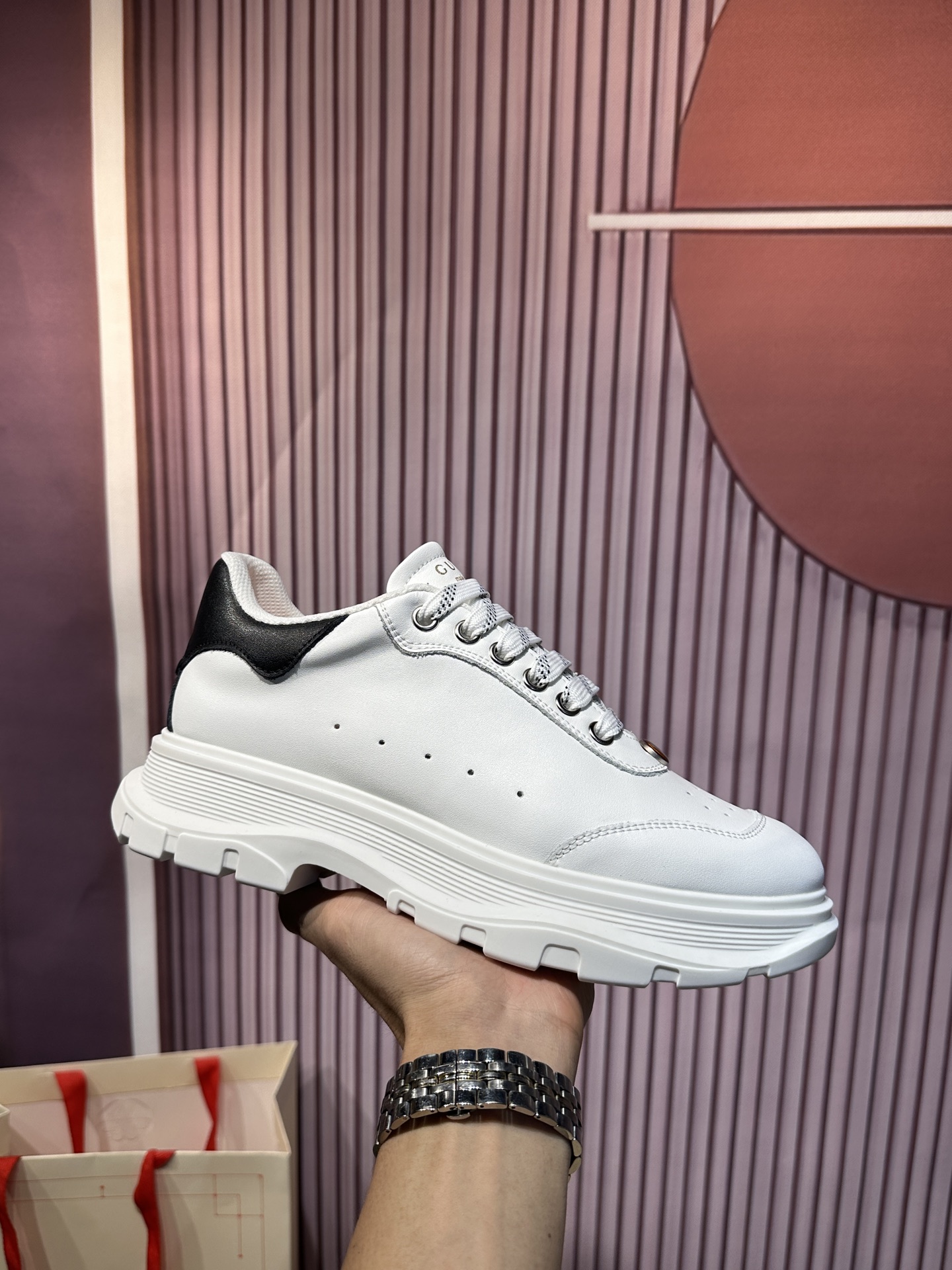 NO:443390,Professional McQueen factory. Top version. Couple model Alexander McQueen high version has been upgraded to the highest quality McQueen spring, summer, autumn and winter top version Purchase level I sincerely recruit online and offline agents nationwide to join Fabric imported Italian floral leather High texture Anti-water rubbing and not changing color Inner A-grade Italian imported super soft water dye sheepskin lining. Dirty resistance, sweat absorption, breathable and comfortable Fighting pads: Top version imported Italian super soft cow lining, outsole PU+ counter 1:1 original beige box box. Plus white flip double layer protection, cloth bag, handbag. Certificate of conformity 1:1 open mold 4 pieces set. Distribute a pair of shoelaces. Shoe laces can be selected at any color of this factory. Size 34-41. Male 38-46 Special note (women's size 34. 40.41, male 38  .45.46 is customized, no return or exchange) Please note when reporting the order!  Win-win cooperation, casual shoes/sports shoes, alexander mcqueen, sneakers, sheepskin19860909专业麦昆工厂.顶级版本.情侣款 Alexander McQUEEN高版本再次升级为最高品质 麦昆 春夏秋冬 顶级版本 代购级别 诚招全国线上线下代理商加盟 面料意大利进口花皮 高质感 抗水擦不变色 内里 A级意大利进口超软水染羊皮里.耐脏.吸汗.透气.舒适 垫脚: 顶级版进口意大利超软牛里皮 大底PU+专柜1:1 鞋盒原版米黄盒. 外加白翻盖合双层保护.布袋.手提袋.合格证1:1开模4件套.配送鞋带一双. 鞋带可以任意选本工厂的所有颜色一双 码数女34-41.男38-46 特别备注（女码34. 40 .41,男码38 .45.46属定制,不.退.换）牛里报单时请备注！合作共赢,休闲鞋/运动鞋,alexander mcqueen,sneakers,sheepskin,Women's Shoes