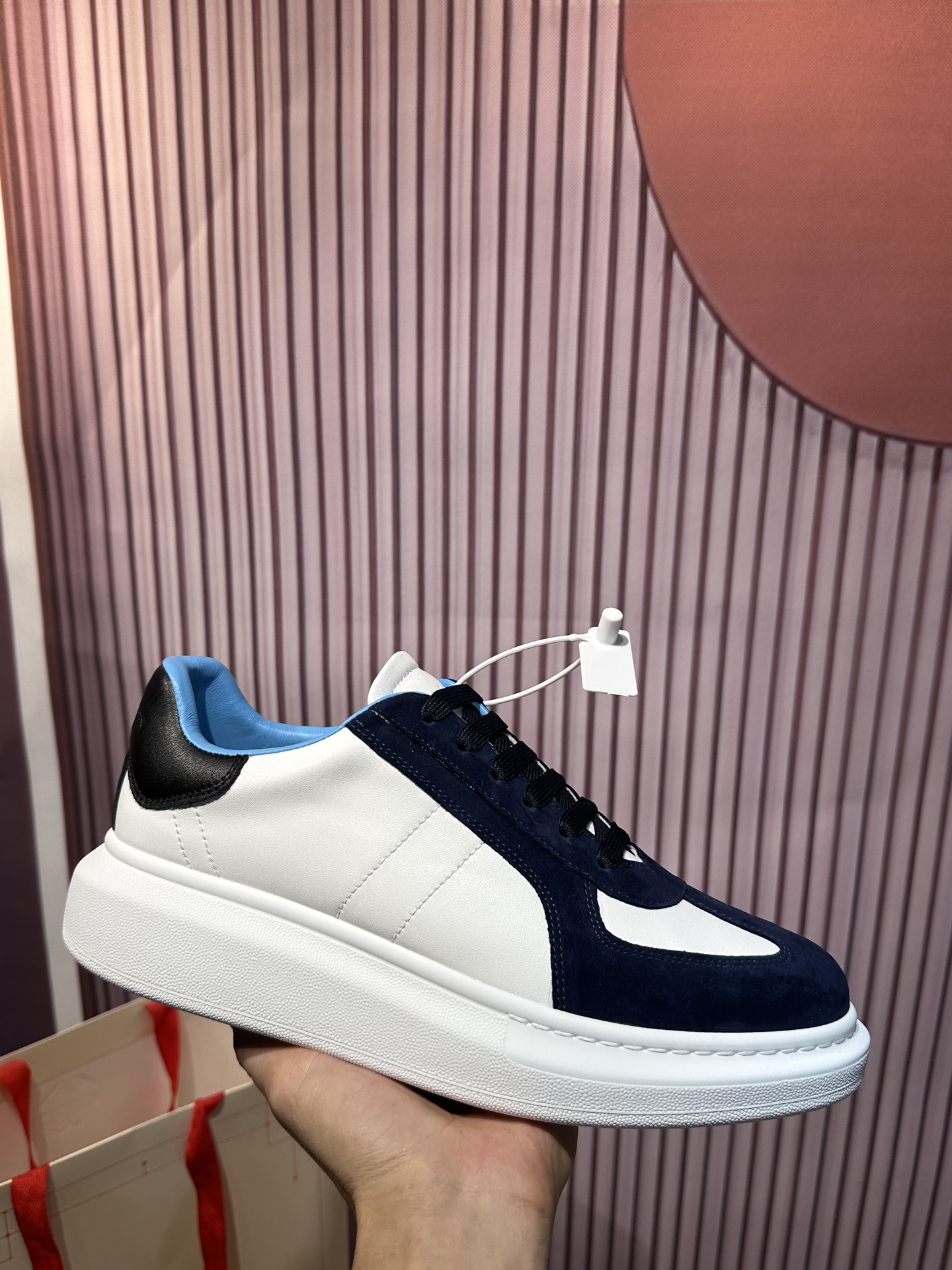 NO:444385,Professional McQueen factory. Top version. Couple model Alexander McQueen high version has been upgraded to the highest quality McQueen spring, summer, autumn and winter top version Purchase level I sincerely recruit online and offline agents nationwide to join Fabric imported Italian floral leather High texture Anti-water rubbing and not changing color Inner A-grade Italian imported super soft water dye sheepskin lining. Dirty resistance, sweat absorption, breathable and comfortable Fighting pads: Top version imported Italian super soft cow lining, outsole PU+ counter 1:1 original beige box box. Plus white flip double layer protection, cloth bag, handbag. Certificate of conformity 1:1 open mold 4 pieces set. Distribute a pair of shoelaces. Shoe laces can be selected at any color of this factory. Size 34-41. Male 38-46 Special note (women's size 34. 40.41, male 38  .45.46 is customized, no return or exchange) Please note when reporting the order!  Win-win cooperation, casual shoes/sports shoes, alexander mcqueen, sneakers, sheepskin19860909专业麦昆工厂.顶级版本.情侣款 Alexander McQUEEN高版本再次升级为最高品质 麦昆 春夏秋冬 顶级版本 代购级别 诚招全国线上线下代理商加盟 面料意大利进口花皮 高质感 抗水擦不变色 内里 A级意大利进口超软水染羊皮里.耐脏.吸汗.透气.舒适 垫脚: 顶级版进口意大利超软牛里皮 大底PU+专柜1:1 鞋盒原版米黄盒. 外加白翻盖合双层保护.布袋.手提袋.合格证1:1开模4件套.配送鞋带一双. 鞋带可以任意选本工厂的所有颜色一双 码数女34-41.男38-46 特别备注（女码34. 40 .41,男码38 .45.46属定制,不.退.换）牛里报单时请备注！合作共赢,休闲鞋/运动鞋,alexander mcqueen,sneakers,sheepskin,Women's Shoes