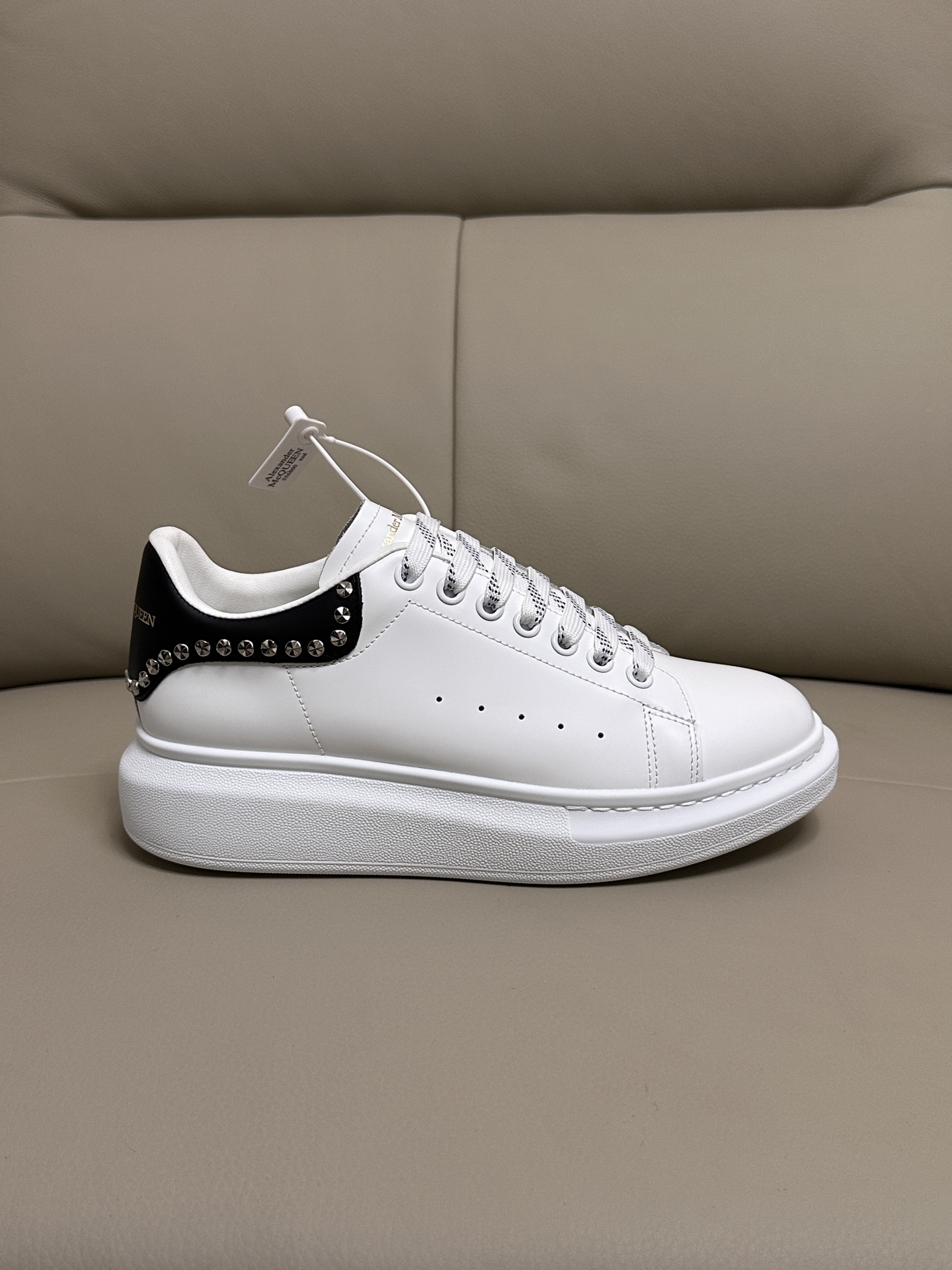 NO:351607,Real price Alexander McQUEEN high-quality version has been upgraded to the highest quality McQueen Spring, Summer, Autumn and Winter Top version Purchase level Recruiting online and offline agents across the country Fabric imported Italian floral leather High-quality Water-resistant and non-discolored inner lining A-grade Italian imported water-dyed sheepskin lining is dirty, sweat-absorbent, breathable, comfortable... High temperature stamping and concave heel foot pad: Top version enters Italian super soft cow lining lining, outsole PU original green transparent counter 1:1 Shoe box original beige box. Plus white flip double layer protection, cloth bag, handbag, certificate of conformity 1:1 open mold 4 pieces set. Distribute a pair of shoelaces. Shoe laces can be selected at any color of this factory. Size 34-41. Men's 38-46 Special note (women's size 34. 40.41, men's size 38  .45.46 is customized, no return or exchange) Please note when reporting the order!  win-win cooperation, alexander mcqueen, sheepskin19860909实价 Alexander McQUEEN高版本再次升级为最高品质 麦昆 春夏秋冬 顶级版本 代购级别 诚招全国线上线下代理商加盟 面料意大利进口花皮 高质感 抗水擦不变色 内里 A级意大利进口水染羊皮里耐脏.吸汗.透气.舒适…后跟高温压印凸凹 垫脚: 顶级版进意大利超软牛里皮 大底PU原绿色透明专柜1:1 鞋盒原版米黄盒. 外加白翻盖合双层保护.布袋.手提袋.合格证1:1开模4件套.配送鞋带一双. 鞋带可以任意选本工厂的所有颜色一双 码数女34-41.男38-46 特别备注（女码34. 40 .41,男码38 .45.46属定制,不.退.换）牛里报单时请备注！合作共赢,,alexander mcqueen,sheepskin,Men's shoes