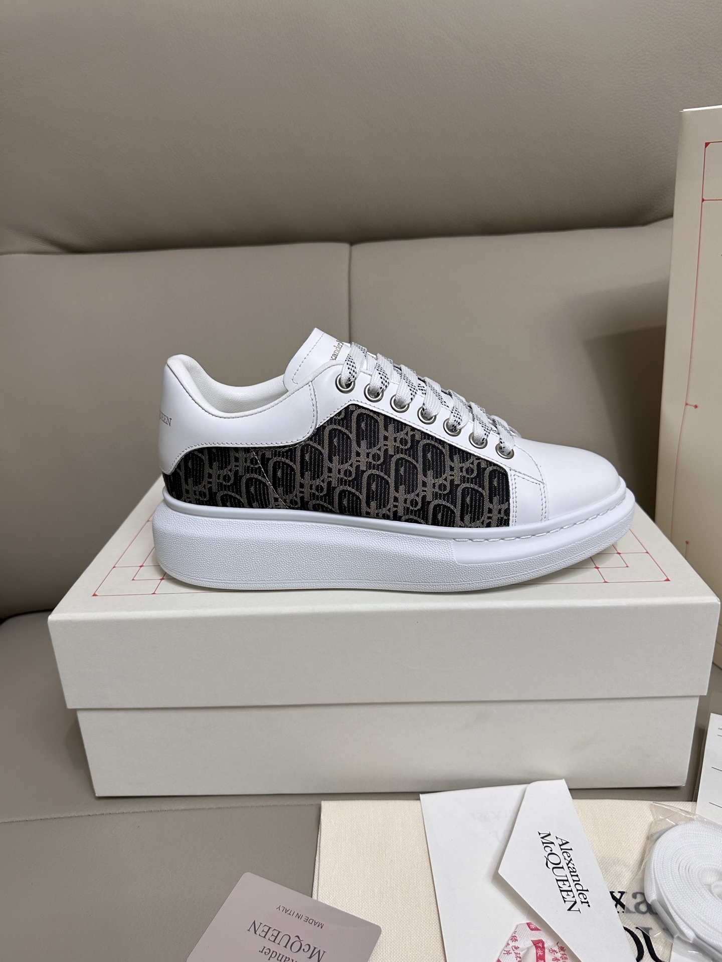 NO:534042,Professional McQueen factory. Top version. Couple model. Alexander McQueen high version has been upgraded to the highest quality. McQueen spring, summer, autumn and winter. Top version. Purchase level. Recruiting online and offline agents across the country. Fabric imported Italian floral leather. High texture. Anti-water rub. Not discolored. Inner. A-grade Italian imported water dyed sheepskin is dirty. Sweat absorbing. Breathable. Comfortable. Heel. High temperature stamping. Foot pad: Top version enters Italian super soft cow lily. Outsole PU original green transparent counter 1:1 Shoe box original beige box. Plus white flip double layer protection. Cloth bag. Tote bag. Certificate of conformity 1:1 open mold 4 pieces set. Distribute a pair of shoelaces. Shoe laces can be selected at any color of this factory. Size 34-41. Men 38-46 Special note (women's size 34. 40  .41, men's code 38.45.46 is customized, no return or exchange) Please note when reporting the order!  Win-win cooperation, casual shoes/sports shoes, alexander mcqueen, sneakers, sheepskin19860909专业麦昆工厂.顶级版本.情侣款 Alexander McQUEEN高版本再次升级为最高品质 麦昆 春夏秋冬 顶级版本 代购级别 诚招全国线上线下代理商加盟 面料意大利进口花皮 高质感 抗水擦不变色 内里 A级意大利进口水染羊皮里耐脏.吸汗.透气.舒适…后跟高温压印凸凹 垫脚: 顶级版进意大利超软牛里皮 大底PU原绿色透明专柜1:1 鞋盒原版米黄盒. 外加白翻盖合双层保护.布袋.手提袋.合格证1:1开模4件套.配送鞋带一双. 鞋带可以任意选本工厂的所有颜色一双 码数女34-41.男38-46 特别备注（女码34. 40 .41,男码38 .45.46属定制,不.退.换）牛里报单时请备注！合作共赢,休闲鞋/运动鞋,alexander mcqueen,sneakers,sheepskin,Women's Shoes