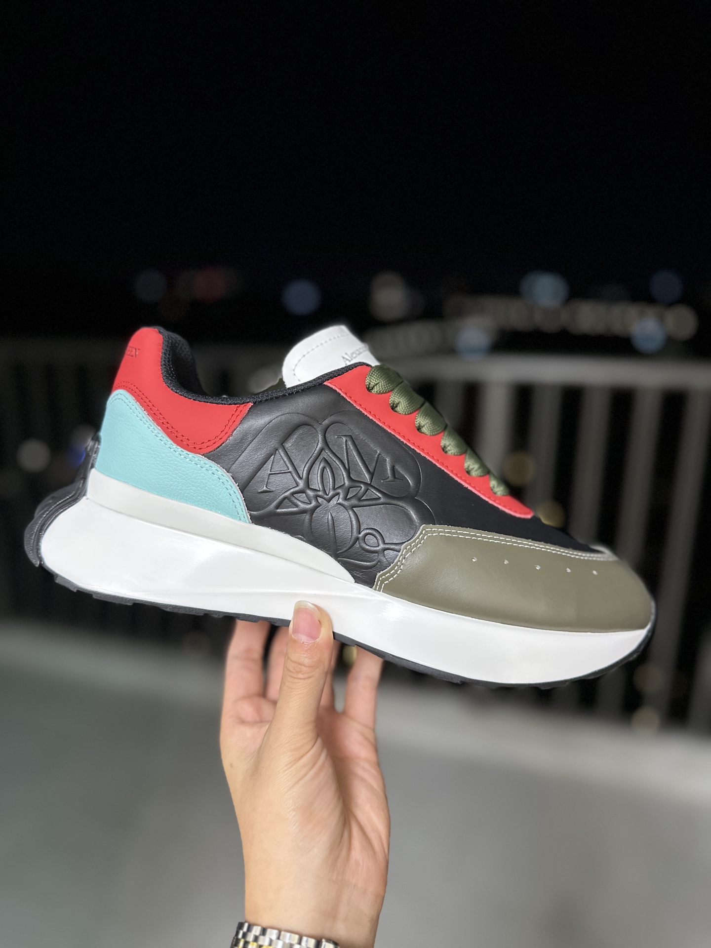 NO:616809,Professional McQueen factory. Top version. Couple model. Alexander McQUEEN high version has been upgraded to the highest quality again. McQueen Spring, Summer, Autumn and Winter. Top version. Purchasing level. Recruiting national online and offline agents to join. Fabric imported from Italy, high-quality cowhide, resistant to water rubbing and does not change color. Lining. A-grade super soft water-dyed sheepskin imported from Italy. Resistant to stains. Sweat-absorbent. Breathable. Comfortable. Feet: Top version imported Italian super soft cowhide. Outsole PU+ counter 1:1.  The shoe box is an original beige box. Plus a white flip cover with double-layer protection. Cloth bag. Handbag. Certificate of conformity 1:1 mold opening 4-piece set. A pair of shoelaces are delivered. You can choose a pair of shoelaces in any color of the factory. The size of the shoelaces is 34-41 for women and 38-46 for men. Special remarks (women's size 34.40.41 and men's size 38.45.46 are customized and cannot be returned or exchanged). Please note when placing an order in Niuli!  Win-win cooperation,casual shoes/sports shoes,alexander mcqueen,sneakers,cowhide,sheepskin19860909专业麦昆工厂.顶级版本.情侣款 Alexander McQUEEN高版本再次升级为最高品质 麦昆 春夏秋冬 顶级版本 代购级别 诚招全国线上线下代理商加盟 面料意大利进口高质感牛皮,抗水擦不变色 内里 A级意大利进口超软水染羊皮里.耐脏.吸汗.透气.舒适 垫脚: 顶级版进口意大利超软牛里皮 大底PU+专柜1:1 鞋盒原版米黄盒. 外加白翻盖合双层保护.布袋.手提袋.合格证1:1开模4件套.配送鞋带一双. 鞋带可以任意选本工厂的所有颜色一双 码数女34-41.男38-46 特别备注（女码34. 40 .41,男码38 .45.46属定制,不.退.换）牛里报单时请备注！合作共赢,休闲鞋/运动鞋,alexander mcqueen,sneakers,cowhide,sheepskin,Women's Shoes