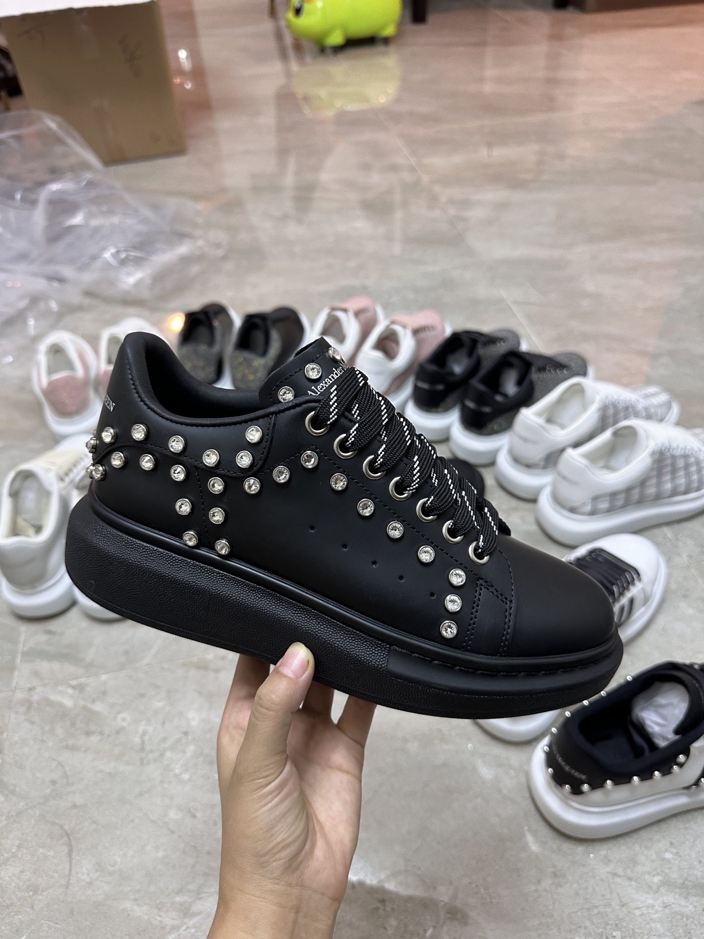 NO:616806,Professional McQueen factory. Top version. Couple model. Alexander McQUEEN high version has been upgraded to the highest quality again. McQueen Spring, Summer, Autumn and Winter. Top version. Purchasing level. Recruiting national online and offline agents to join. Fabric imported from Italy with high quality. Water-resistant and does not change color. Lining A-grade super soft mesh imported from Italy. Resistant to dirt. Sweat-absorbent. Breathable. Comfortable. Foot pads: Top version imported Italian super soft cowhide leather. Outsole PU+ counter 1:1 shoe box original beige box.  Plus white flip cover and double-layer protection. Cloth bag. Handbag. Certificate of conformity 1:1 mold opening 4-piece set. Delivered with a pair of shoelaces. You can choose a pair of shoelaces in any color of the factory. The size of the shoelaces is 34-41 for women. 38-46 for men. Special remarks (women’s size 34.40.41, men’s size 38.45.46 is customized and cannot be returned or exchanged). Please note when placing an order in Niuli!  Win-win cooperation, casual shoes/sneakers, alexander mcqueen, sneakers19860909专业麦昆工厂.顶级版本.情侣款 Alexander McQUEEN高版本再次升级为最高品质 麦昆 春夏秋冬 顶级版本 代购级别 诚招全国线上线下代理商加盟 面料意大利进口高质感.抗水擦不变色 内里 A级意大利进口超软网里.耐脏.吸汗.透气.舒适 垫脚: 顶级版进口意大利超软牛里皮 大底PU+专柜1:1 鞋盒原版米黄盒. 外加白翻盖合双层保护.布袋.手提袋.合格证1:1开模4件套.配送鞋带一双. 鞋带可以任意选本工厂的所有颜色一双 码数女34-41.男38-46 特别备注（女码34. 40 .41,男码38 .45.46属定制,不.退.换）牛里报单时请备注！合作共赢,休闲鞋/运动鞋,alexander mcqueen,sneakers,Women's Shoes