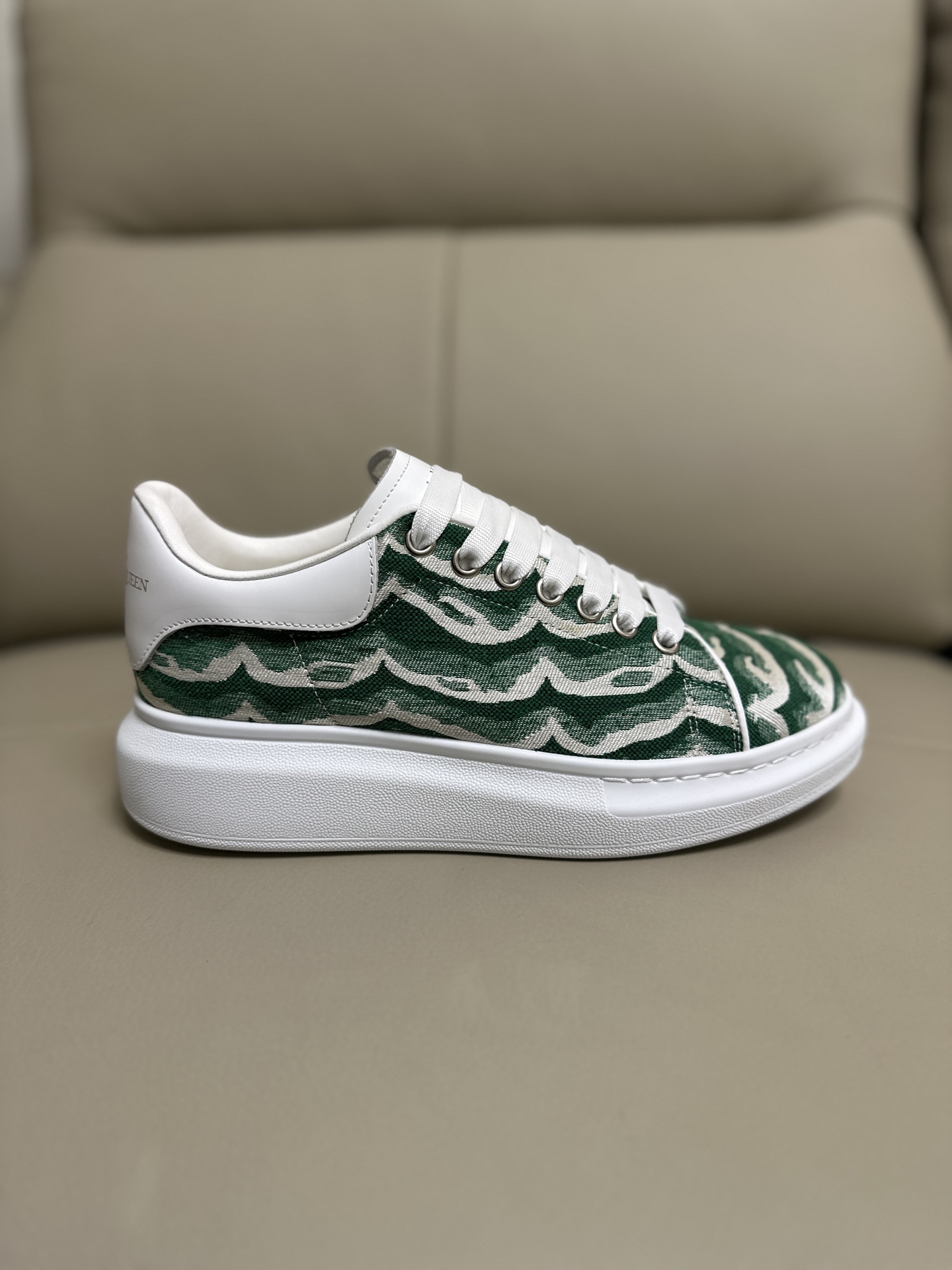 NO:744999,Professional McQueen factory. Top version. Couple model. Alexander McQUEEN high version has been upgraded to the highest quality again. McQueen Spring, Summer, Autumn and Winter. Top version. Purchasing level. Recruiting national online and offline agents to join. Fabric imported from Italy with high quality. Water-resistant and does not change color. Lining A-grade super soft mesh imported from Italy. Resistant to dirt. Sweat-absorbent. Breathable. Comfortable. Foot pads: Top version imported Italian super soft cowhide leather. Outsole PU+ counter 1:1 shoe box original beige box.  Plus white flip cover and double-layer protection. Cloth bag. Handbag. Certificate of conformity 1:1 mold opening 4-piece set. Delivered with a pair of shoelaces. You can choose a pair of shoelaces in any color of the factory. The size of the shoelaces is 34-41 for women. 38-46 for men. Special remarks (women’s size 34.40.41, men’s size 38.45.46 is customized and cannot be returned or exchanged). Please note when placing an order in Niuli!  Win-win cooperation,,alexander mcqueen19860909专业麦昆工厂.顶级版本.情侣款 Alexander McQUEEN高版本再次升级为最高品质 麦昆 春夏秋冬 顶级版本 代购级别 诚招全国线上线下代理商加盟 面料意大利进口高质感.抗水擦不变色 内里 A级意大利进口超软网里.耐脏.吸汗.透气.舒适 垫脚: 顶级版进口意大利超软牛里皮 大底PU+专柜1:1 鞋盒原版米黄盒. 外加白翻盖合双层保护.布袋.手提袋.合格证1:1开模4件套.配送鞋带一双. 鞋带可以任意选本工厂的所有颜色一双 码数女34-41.男38-46 特别备注（女码34. 40 .41,男码38 .45.46属定制,不.退.换）牛里报单时请备注！合作共赢,,alexander mcqueen,Men's shoes