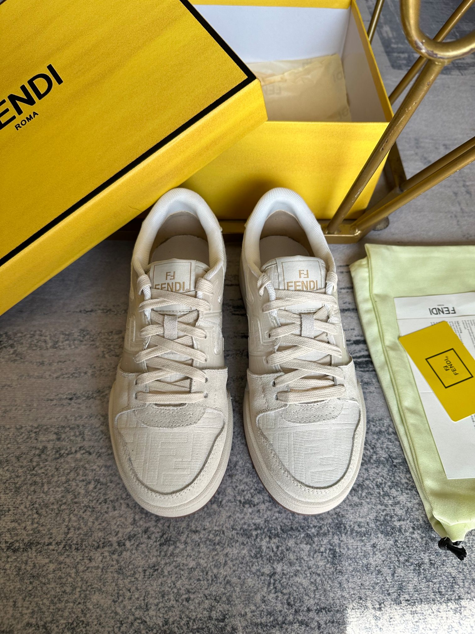 Versión mejorada de las zapatillas con cordones Fendi Match en tejido jacquard FF de color marfil y 