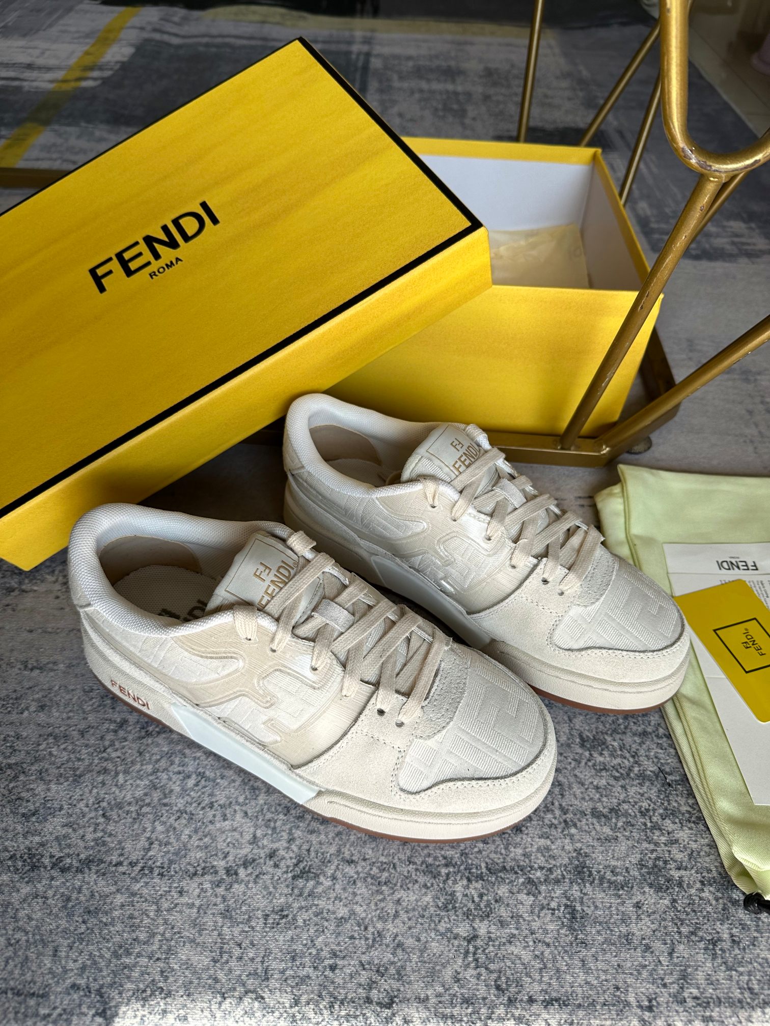 Versión mejorada de las zapatillas con cordones Fendi Match en tejido jacquard FF de color marfil y 
