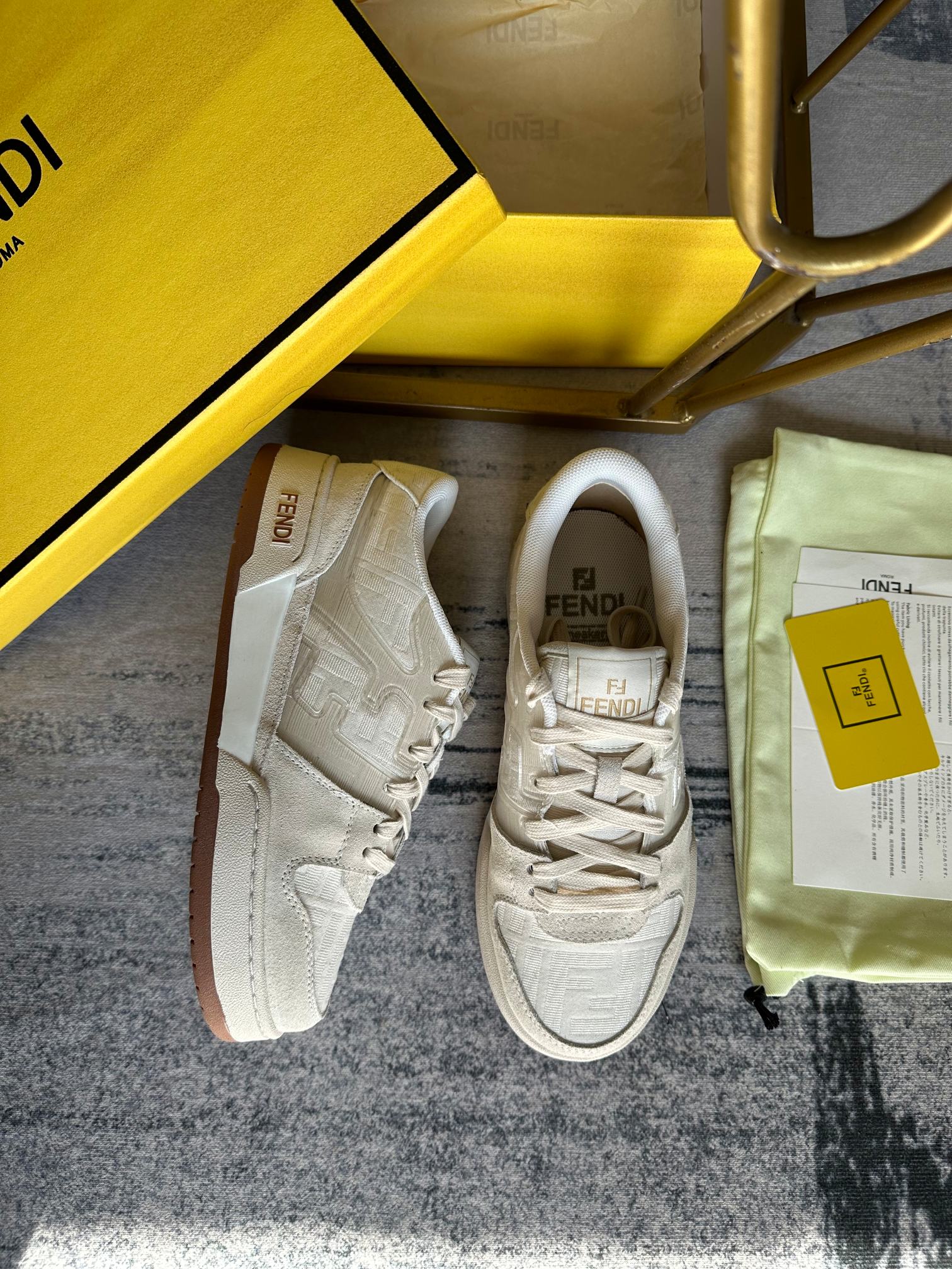 Versión mejorada de las zapatillas con cordones Fendi Match en tejido jacquard FF de color marfil y 