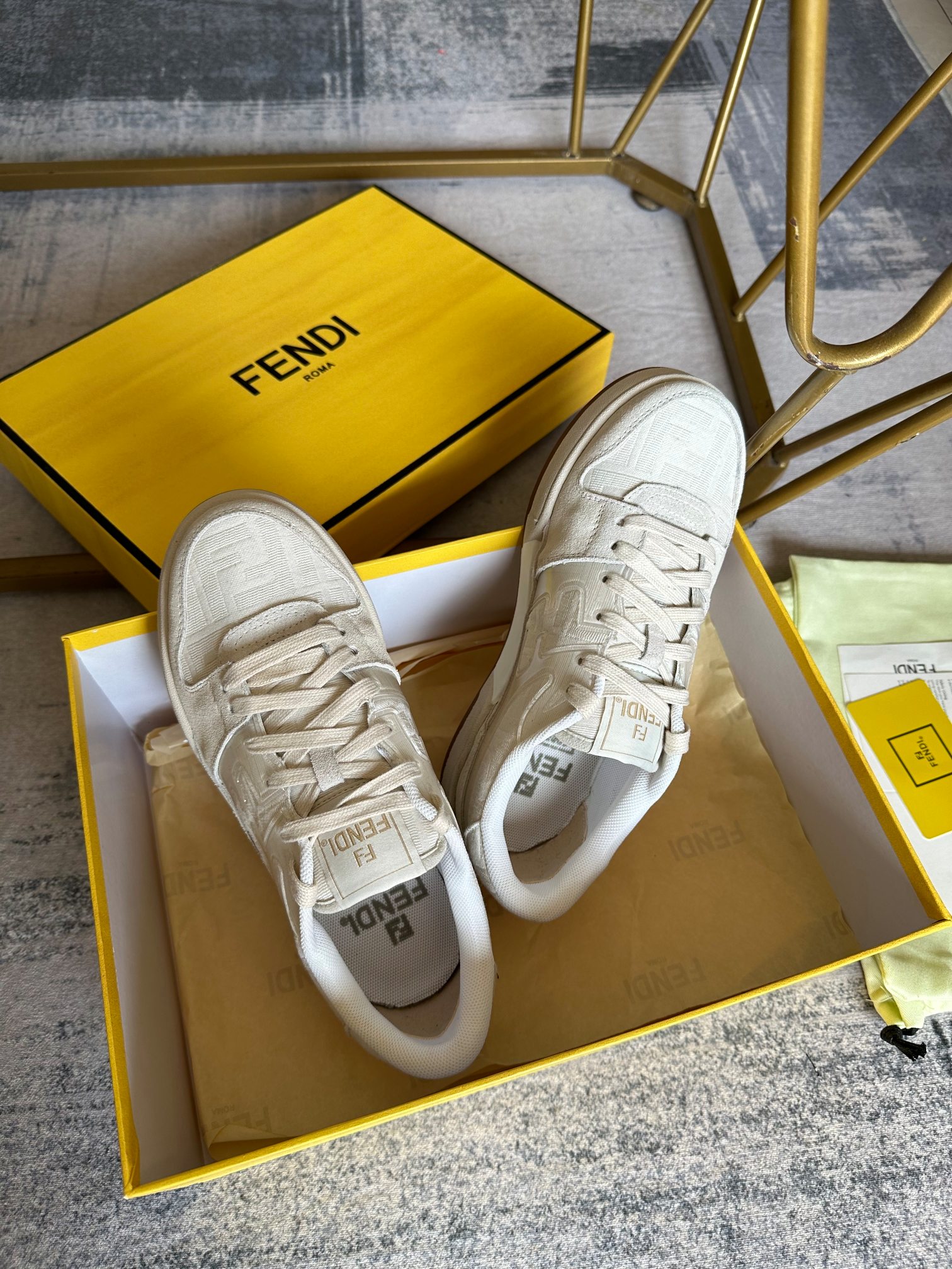 Versión mejorada de las zapatillas con cordones Fendi Match en tejido jacquard FF de color marfil y 