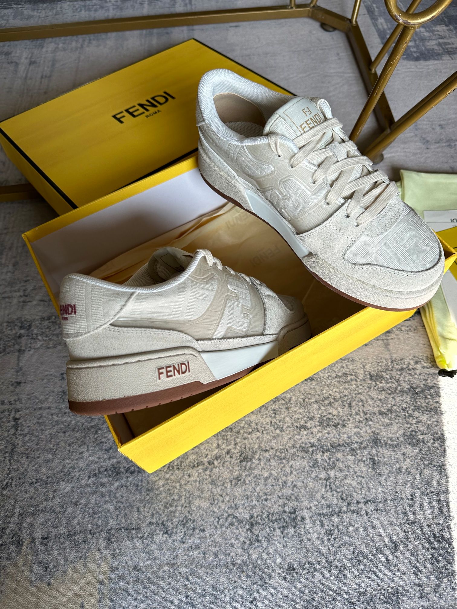 Versión mejorada de las zapatillas con cordones Fendi Match en tejido jacquard FF de color marfil y 