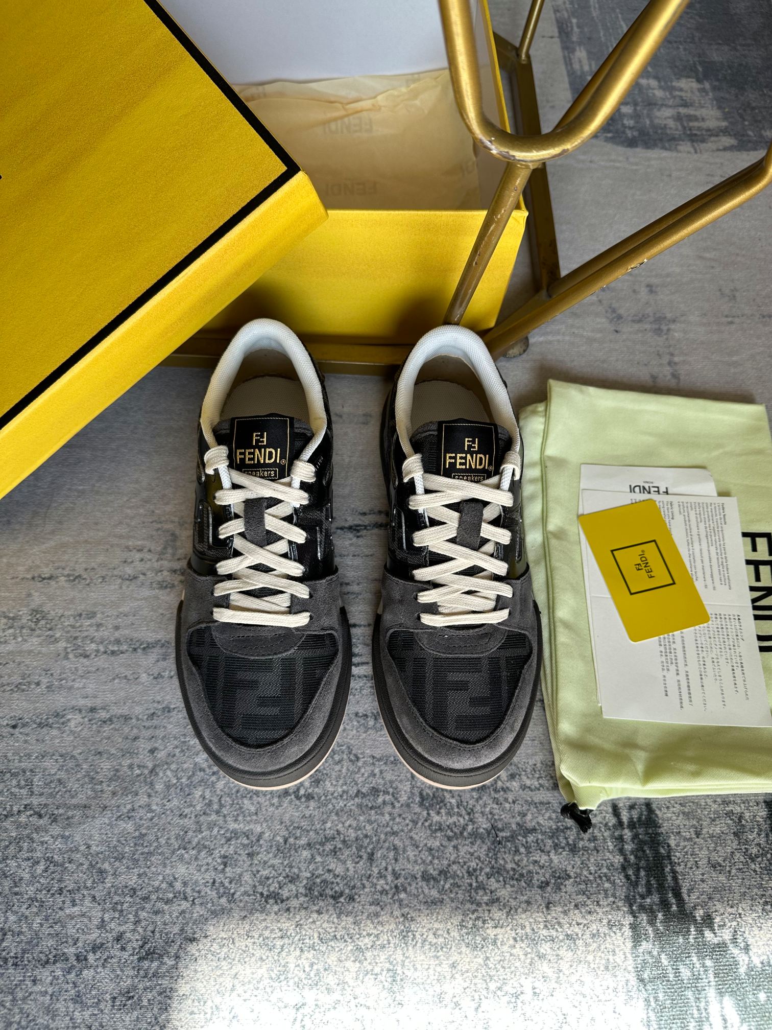 Versión actualizada de las zapatillas con cordones Fendi Match en tejido jacquard FF gris y negro co