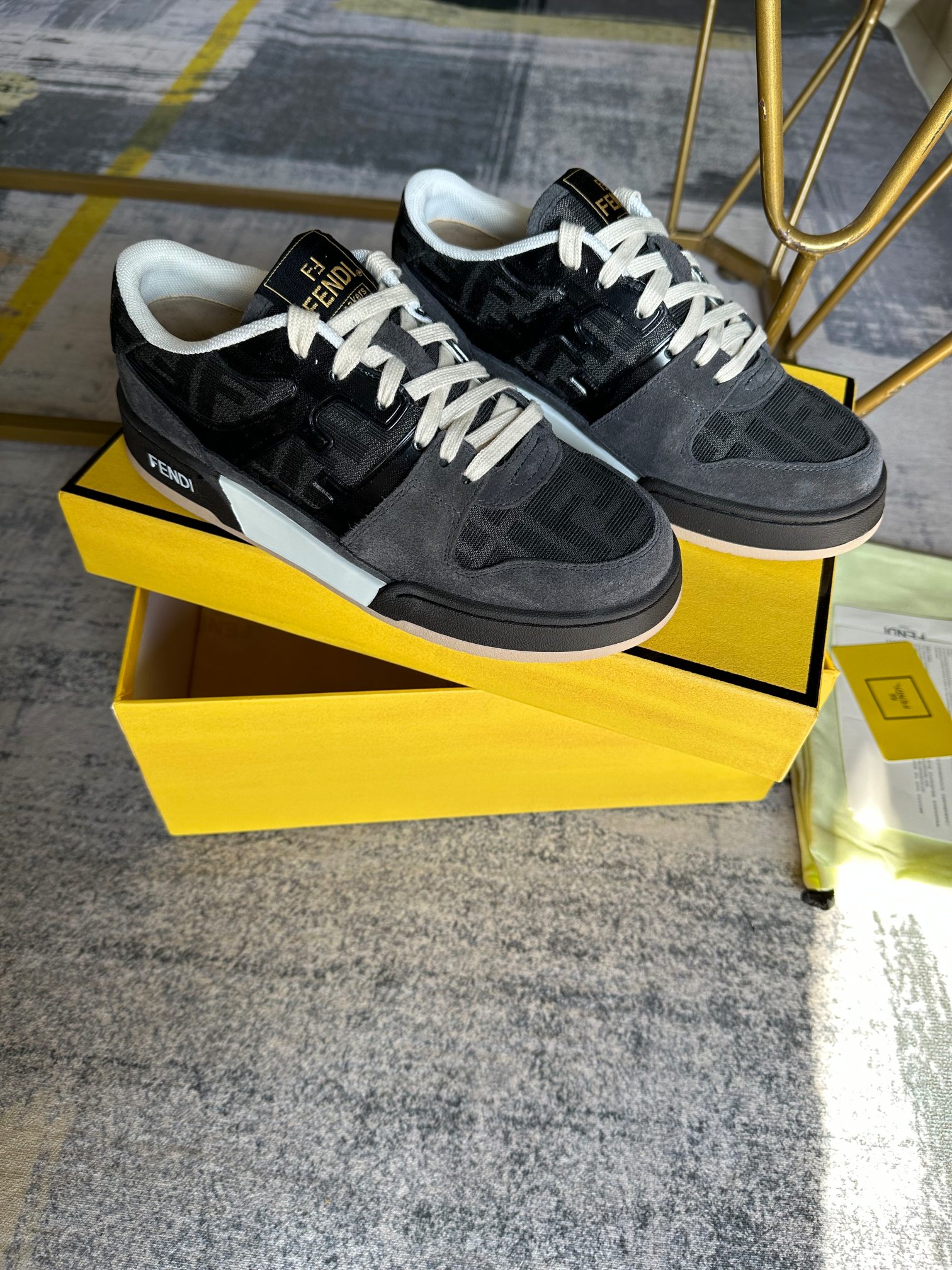 Versión actualizada de las zapatillas con cordones Fendi Match en tejido jacquard FF gris y negro co