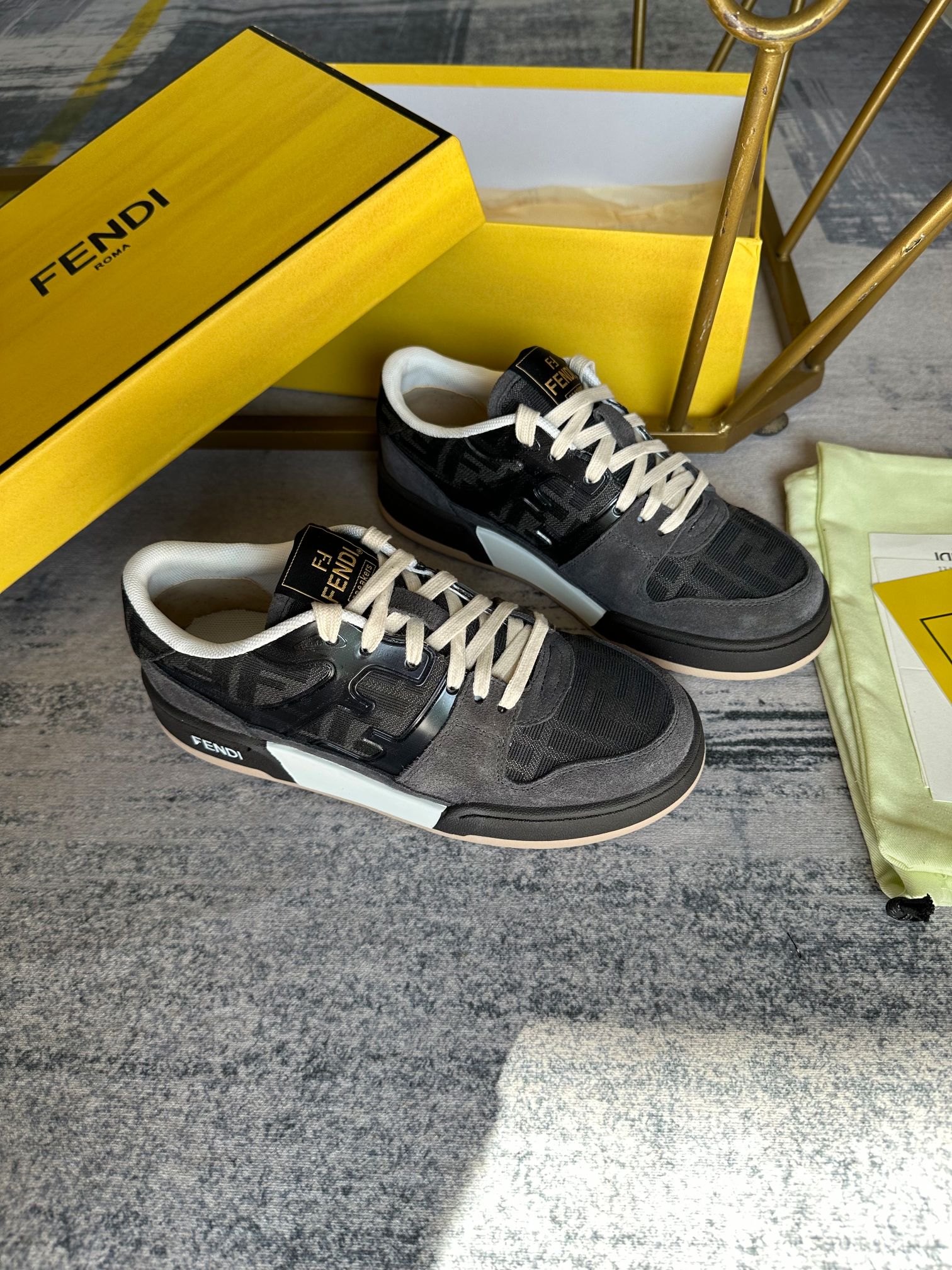 Versión actualizada de las zapatillas con cordones Fendi Match en tejido jacquard FF gris y negro co