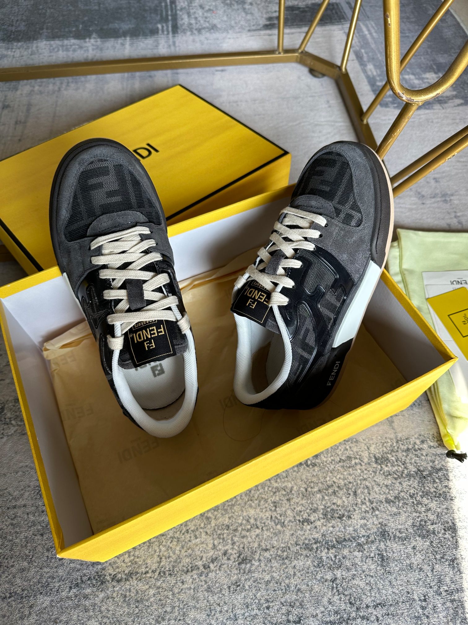 Versión actualizada de las zapatillas con cordones Fendi Match en tejido jacquard FF gris y negro co