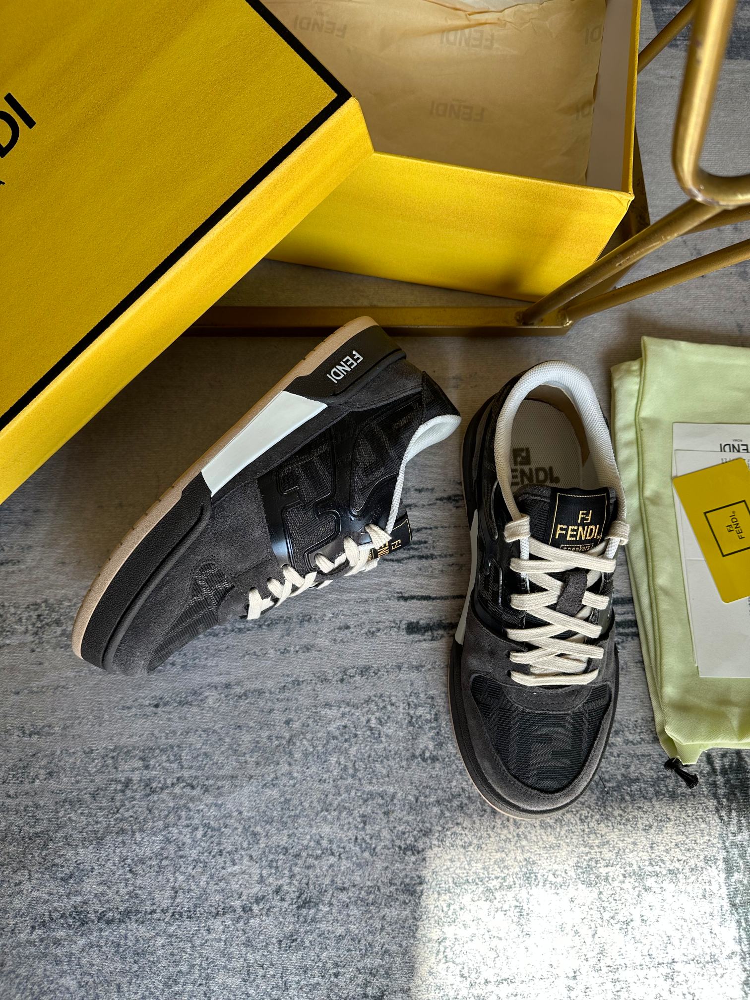 Versión actualizada de las zapatillas con cordones Fendi Match en tejido jacquard FF gris y negro co