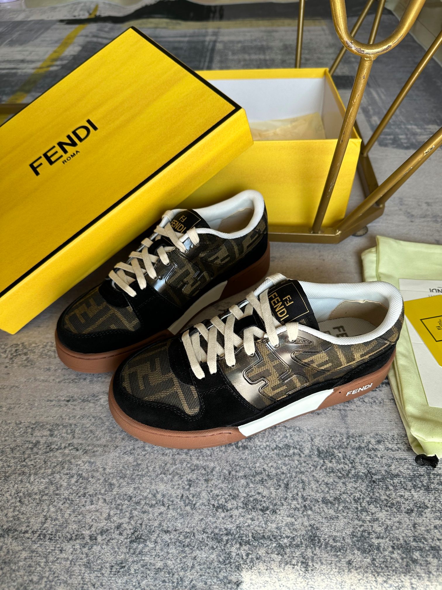 Upgraded versión de la FENDI Match lace-up últimas zapatillas de deporte, adornado con marrón y amar