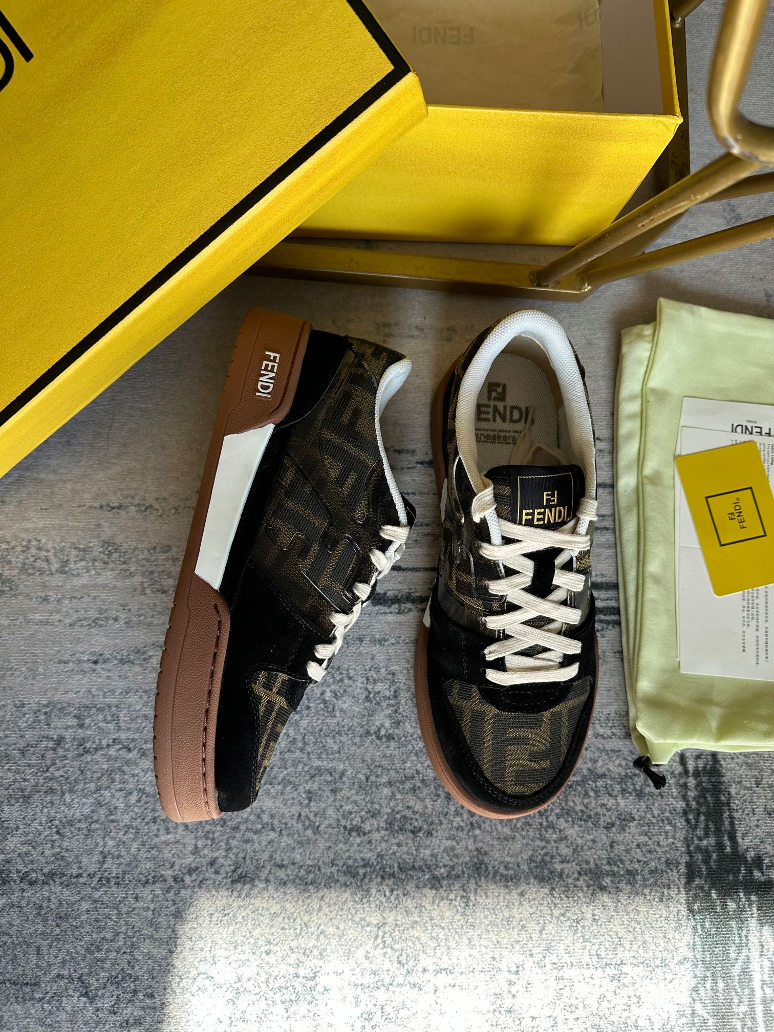 Upgraded versión de la FENDI Match lace-up últimas zapatillas de deporte, adornado con marrón y amar