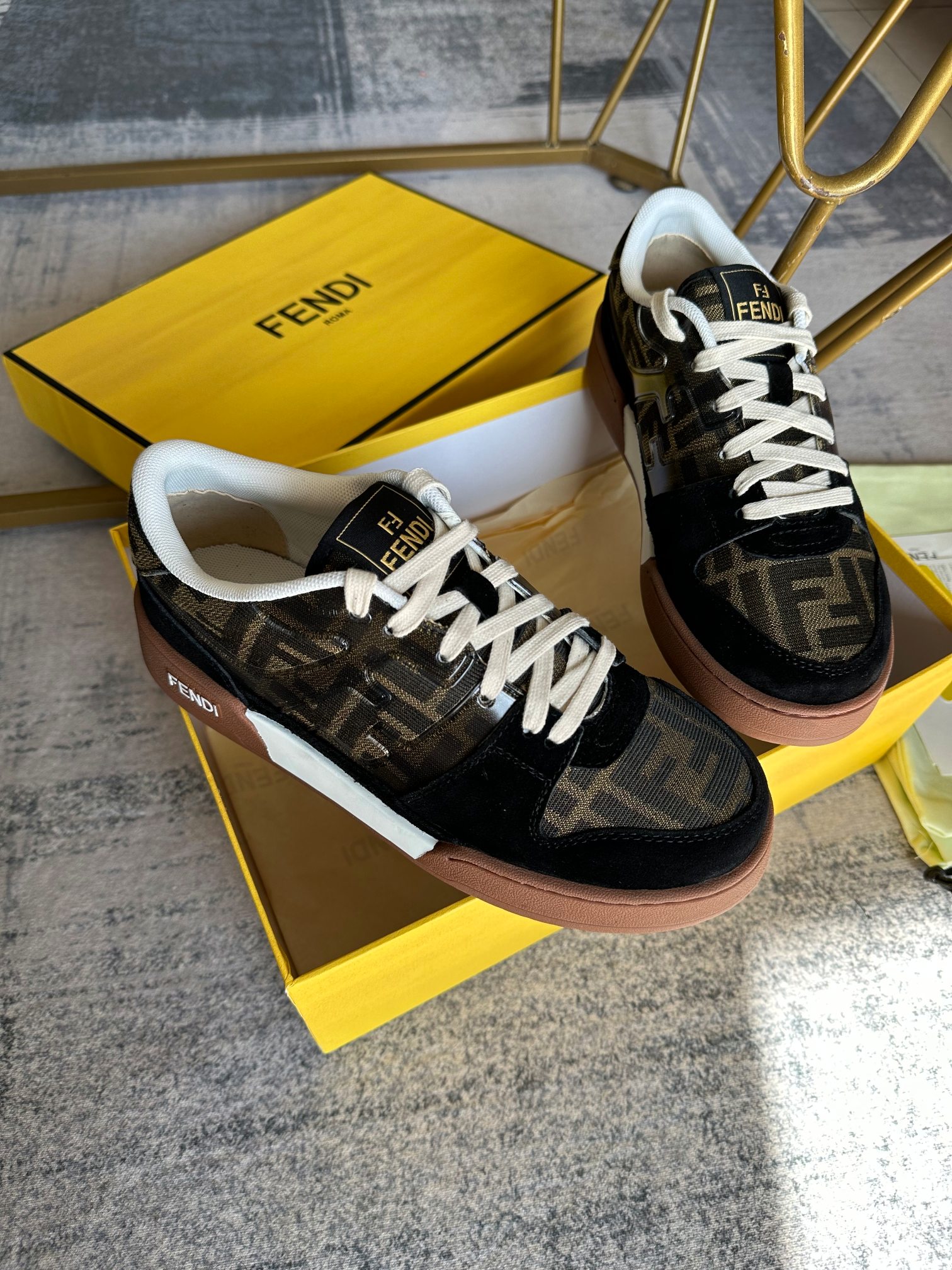 Upgraded versión de la FENDI Match lace-up últimas zapatillas de deporte, adornado con marrón y amar