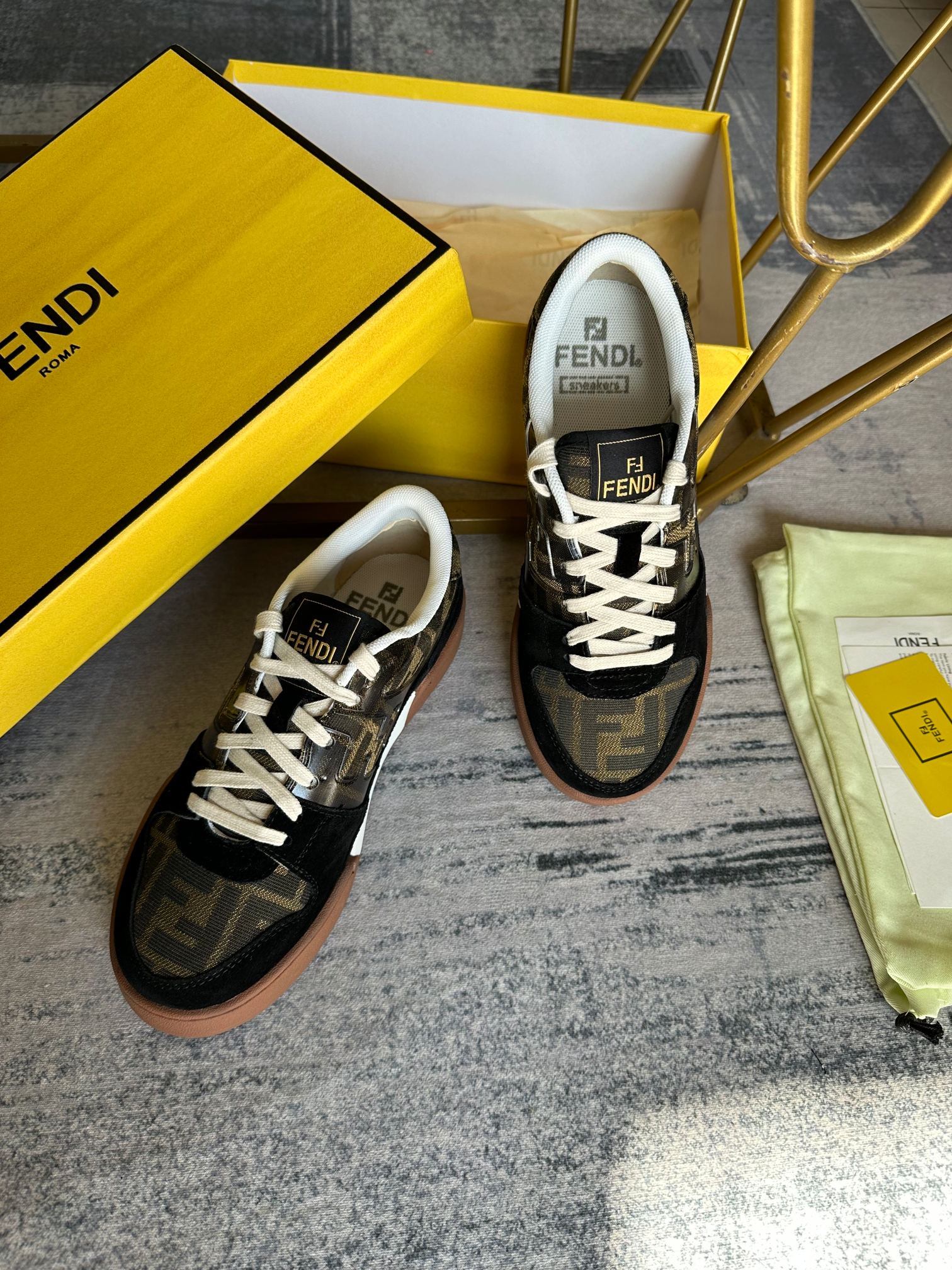 Upgraded versión de la FENDI Match lace-up últimas zapatillas de deporte, adornado con marrón y amar