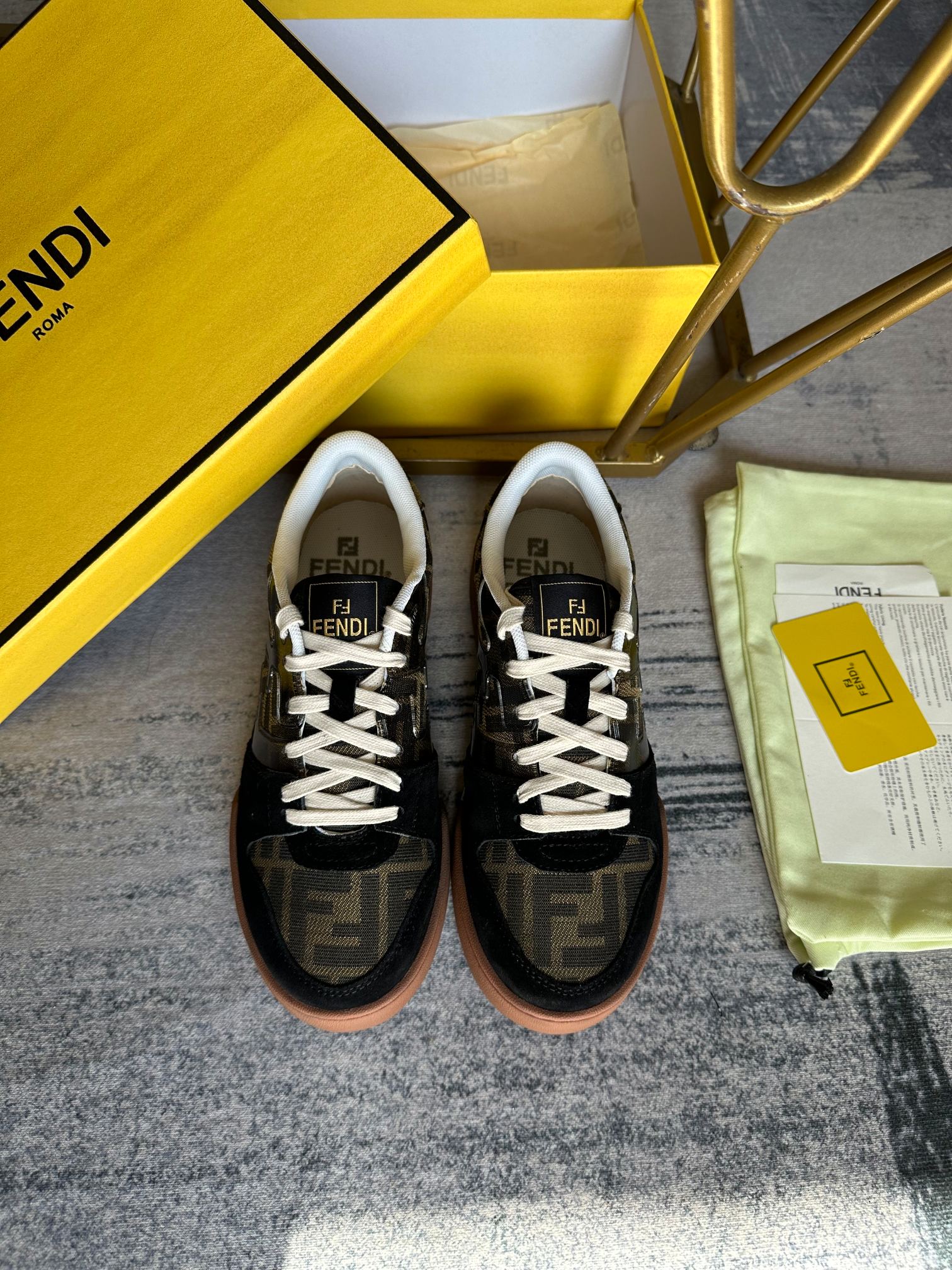 Upgraded versión de la FENDI Match lace-up últimas zapatillas de deporte, adornado con marrón y amar