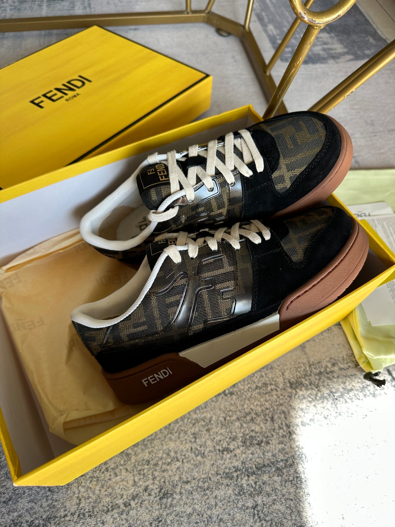 Upgraded versión de la FENDI Match lace-up últimas zapatillas de deporte, adornado con marrón y amar
