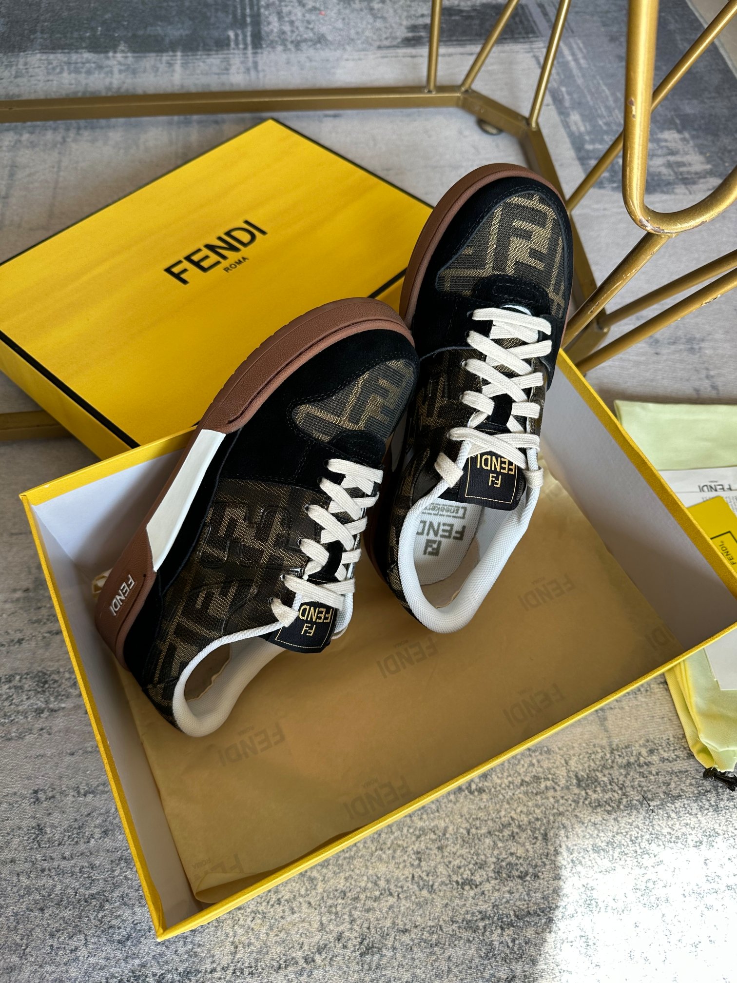 Upgraded versión de la FENDI Match lace-up últimas zapatillas de deporte, adornado con marrón y amar