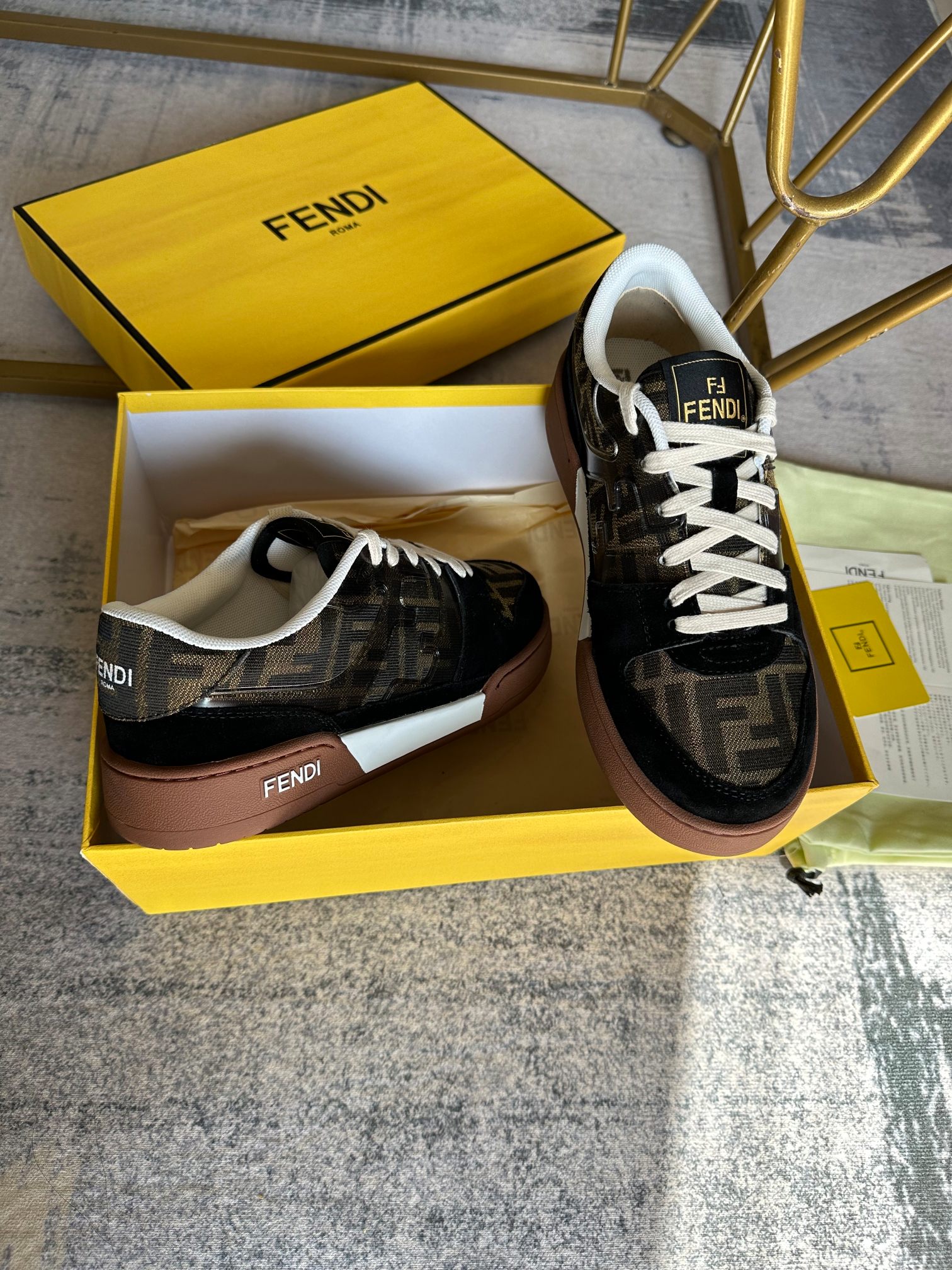 Upgraded versión de la FENDI Match lace-up últimas zapatillas de deporte, adornado con marrón y amar