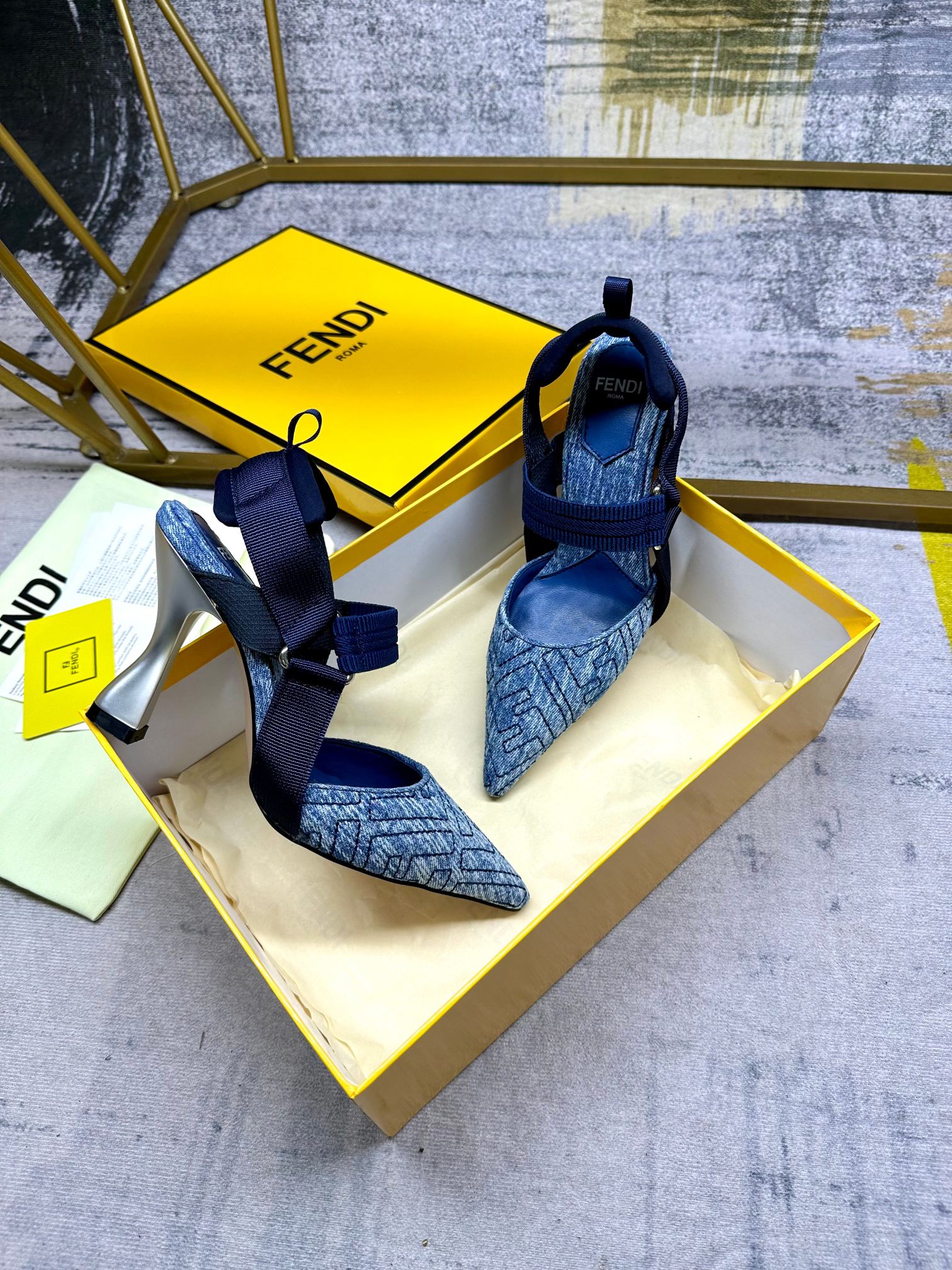 FENDI Colibri sandalias de tacón abierto con cintas elásticas que envuelven el pie en denim azul env