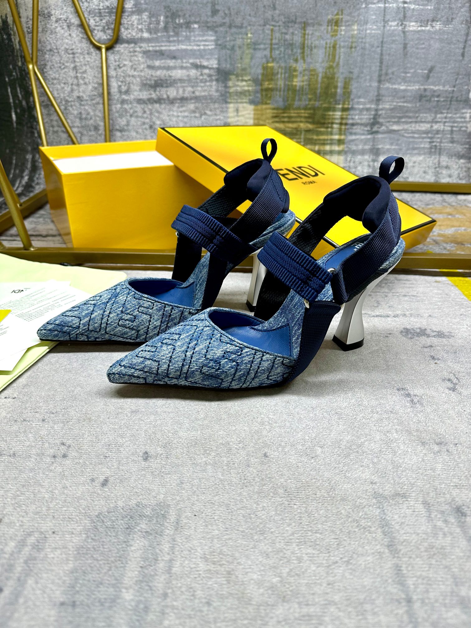 FENDI Colibri sandalias de tacón abierto con cintas elásticas que envuelven el pie en denim azul env