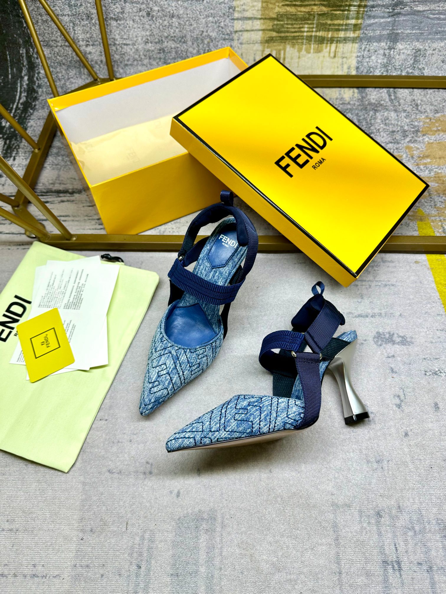 FENDI Colibri sandalias de tacón abierto con cintas elásticas que envuelven el pie en denim azul env