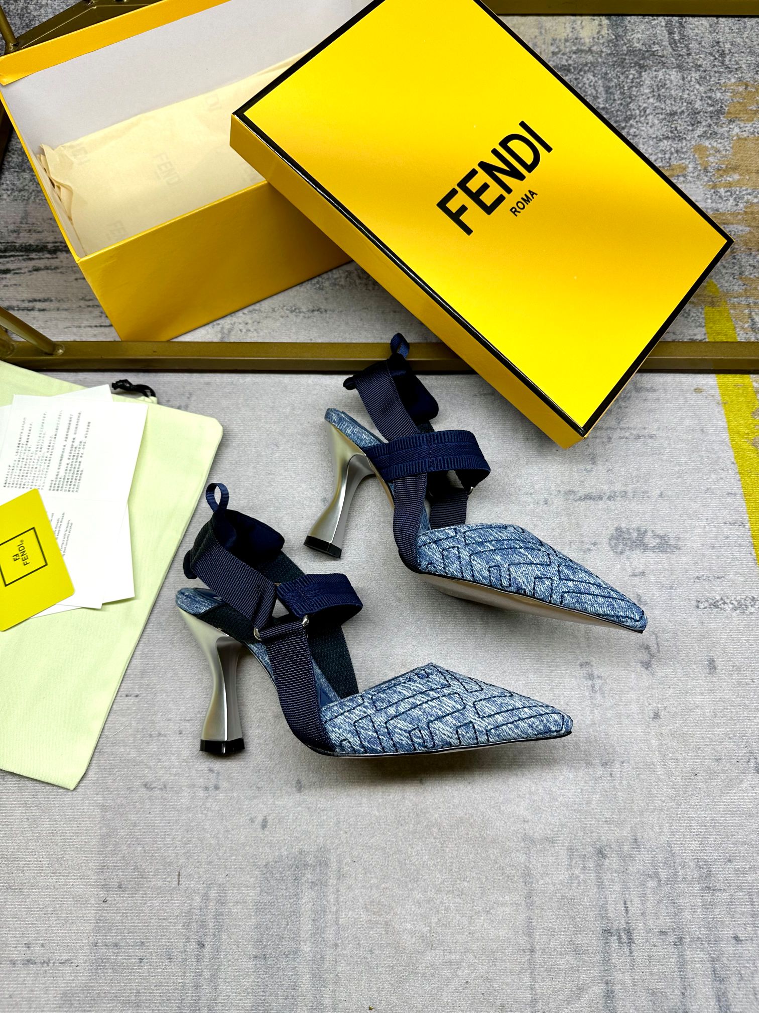 FENDI Colibri sandalias de tacón abierto con cintas elásticas que envuelven el pie en denim azul env