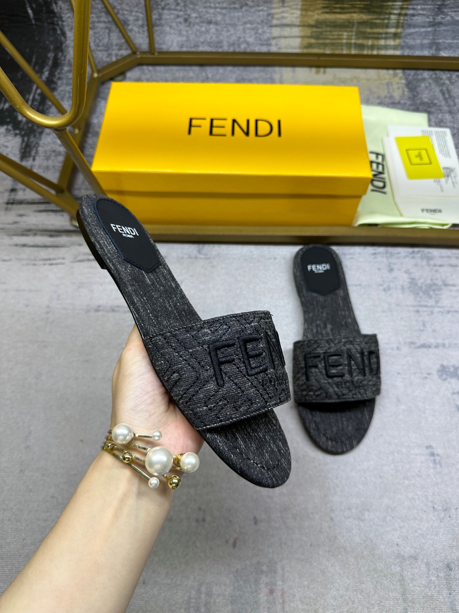 FENDI最新爆款，宽饰带平底拖鞋，仿旧牛仔布材质饰有缝线FF图案刺绣，35-42码，