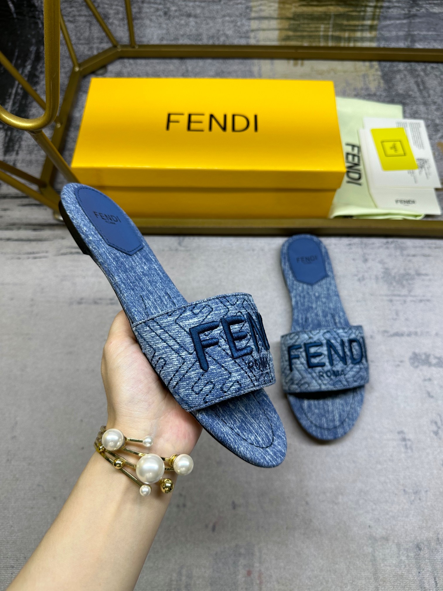 FENDI最新爆款，宽饰带平底拖鞋，仿旧蓝色牛仔布材质饰有缝线FF图案刺绣，35-42码