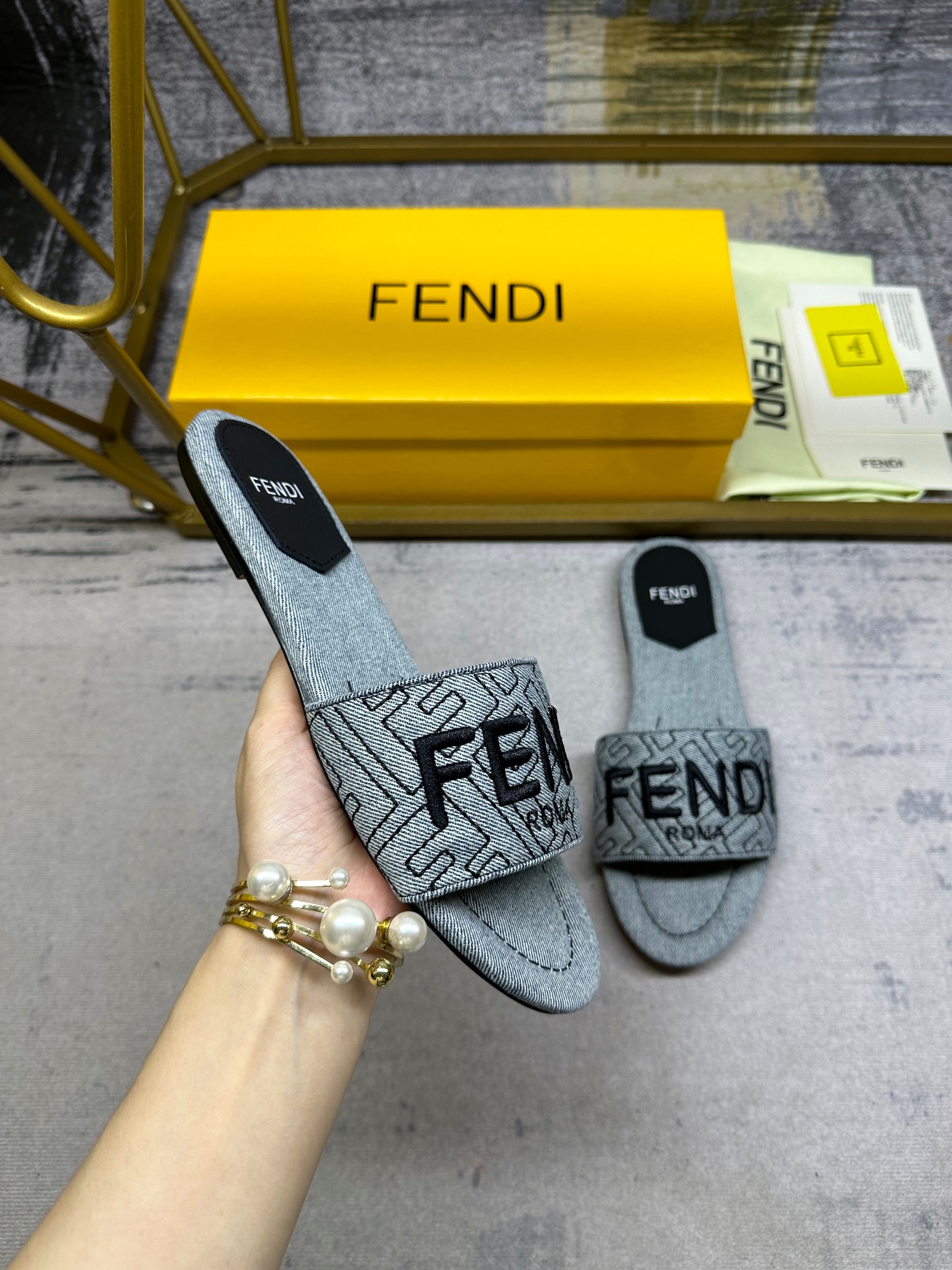 FENDI最新爆款，宽饰带平底拖鞋，仿旧牛仔布材质饰有缝线FF图案刺绣，35-42码，