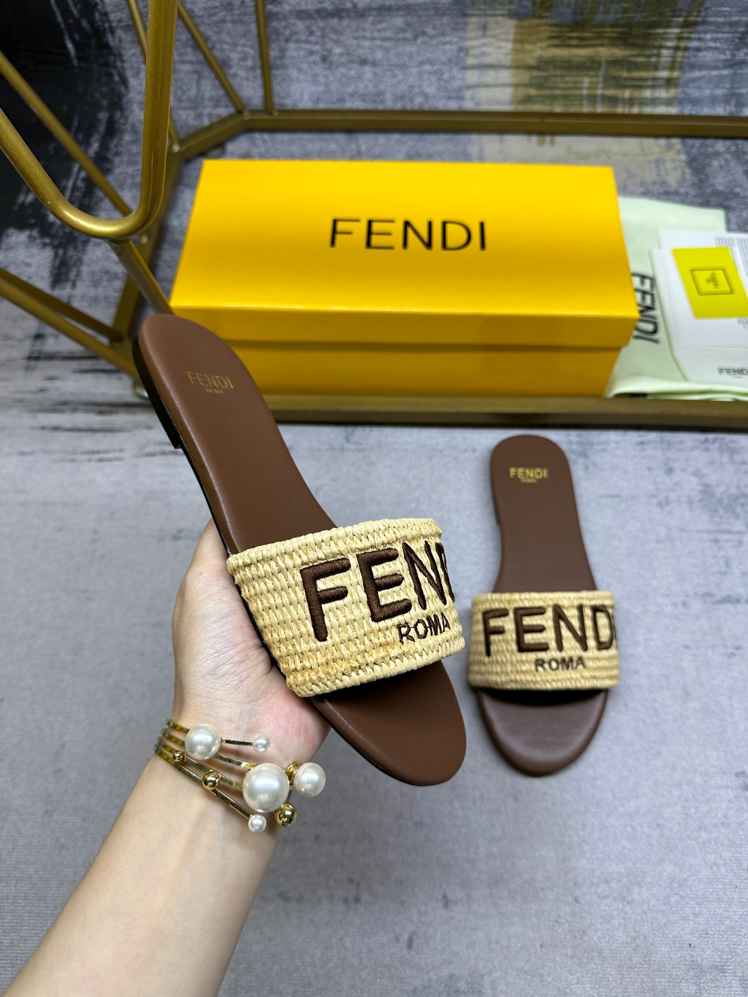 FENDI最新爆款，宽饰带平底拖鞋，PP草刺绣，35-42码