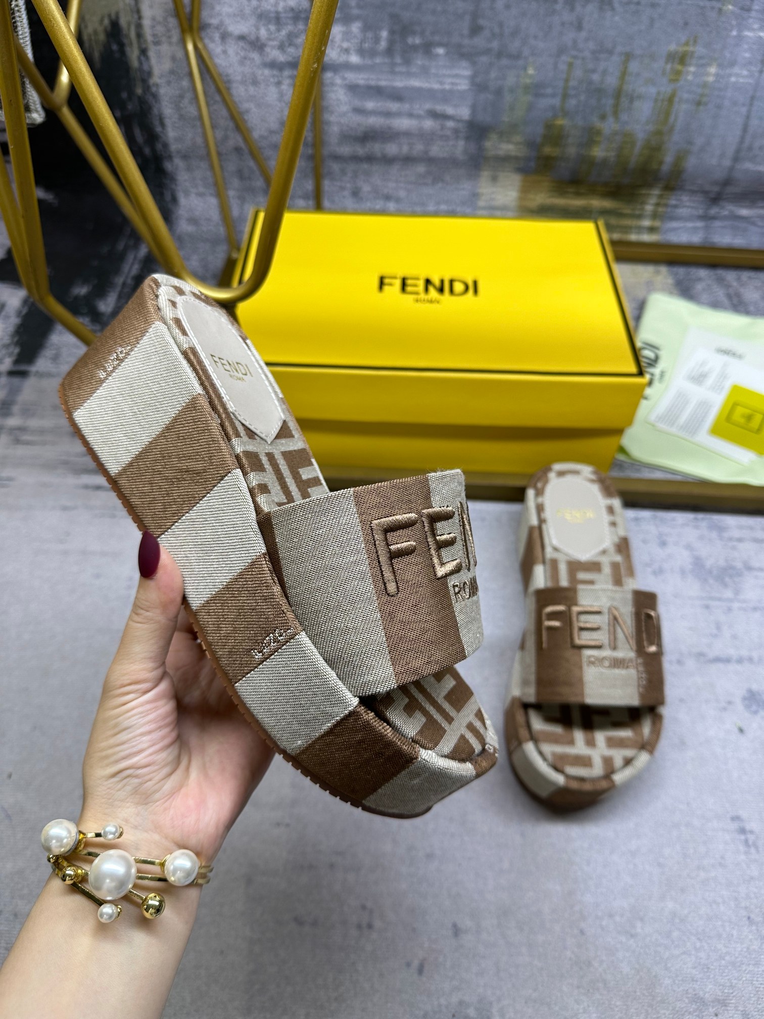 Fendi 1: 1
 Chaussures En Toile Pantoufles Broderie de fleurs Toile