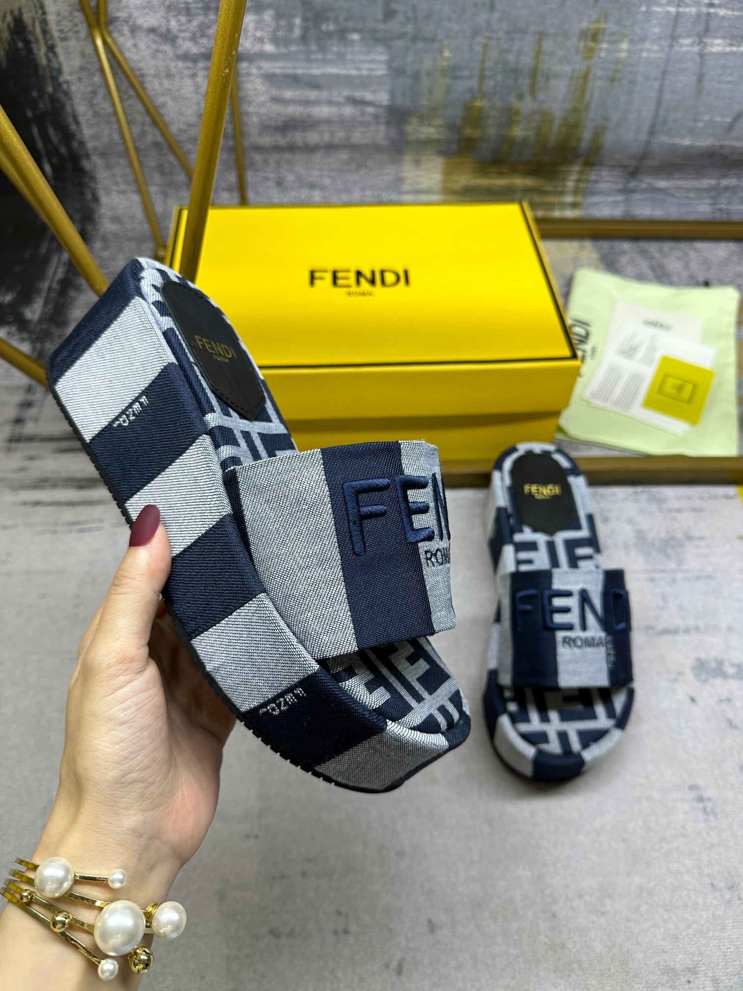 Fendi Chaussures En Toile Pantoufles Broderie de fleurs Toile